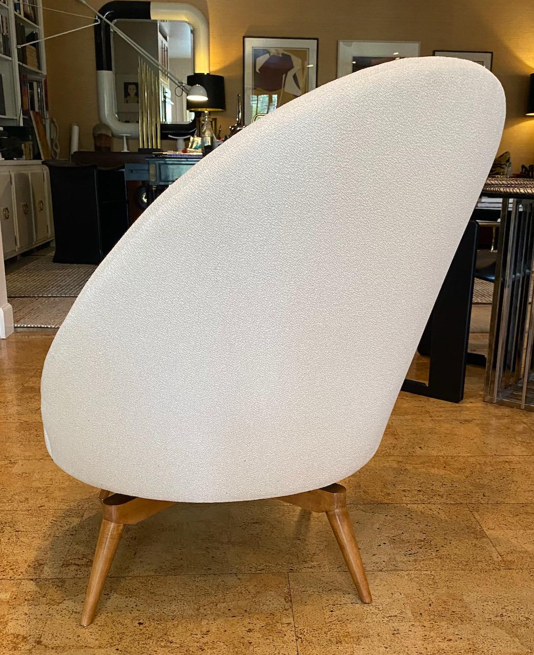 Pair of Swivel Chairs in White Boucle with Natural Maple Base In New Condition In Danville, CA