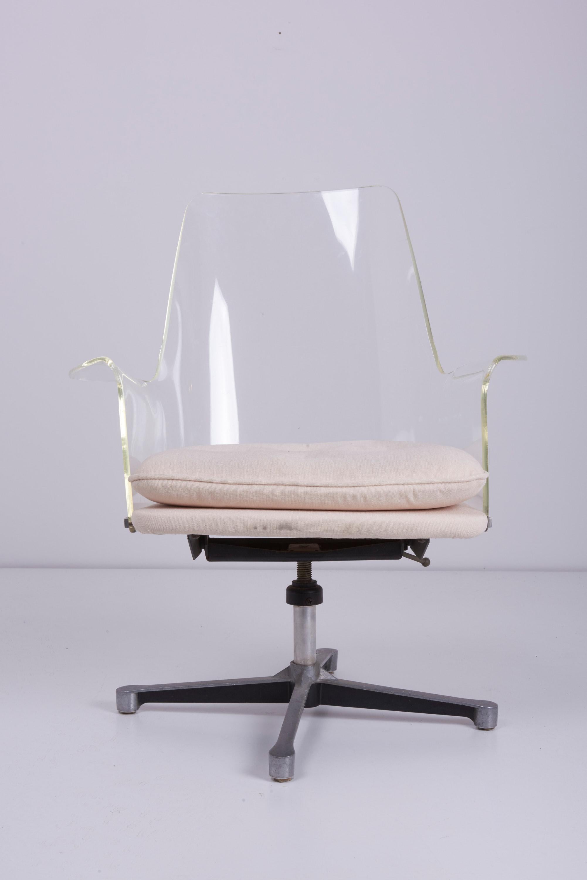 20th Century Pair of Swivel Chairs Made of Lucite in Manner of Laverne
