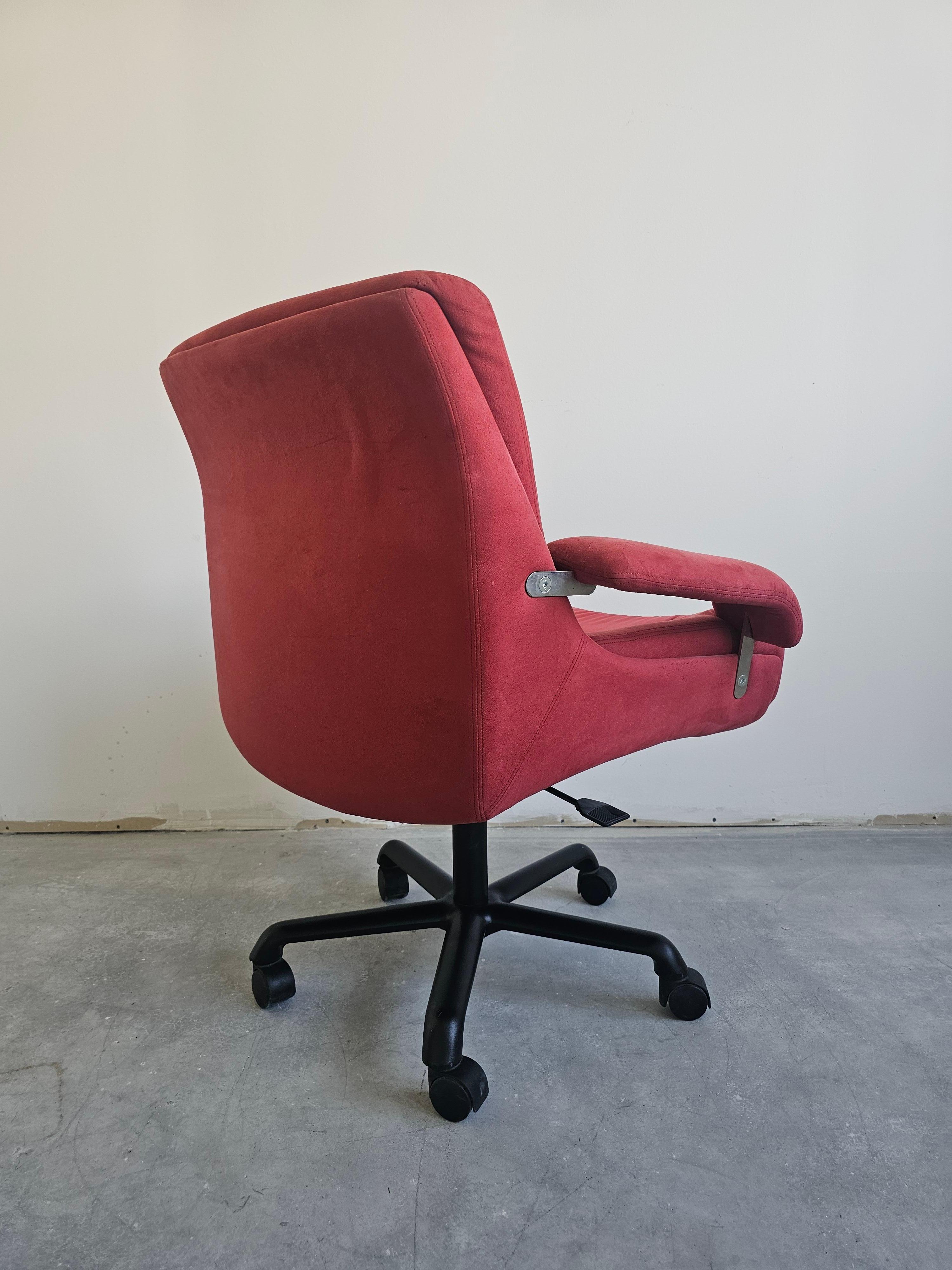 Paire de chaises pivotantes Modèle P85 conçu par Giovanni Offredi pour Saporiti en vente 3