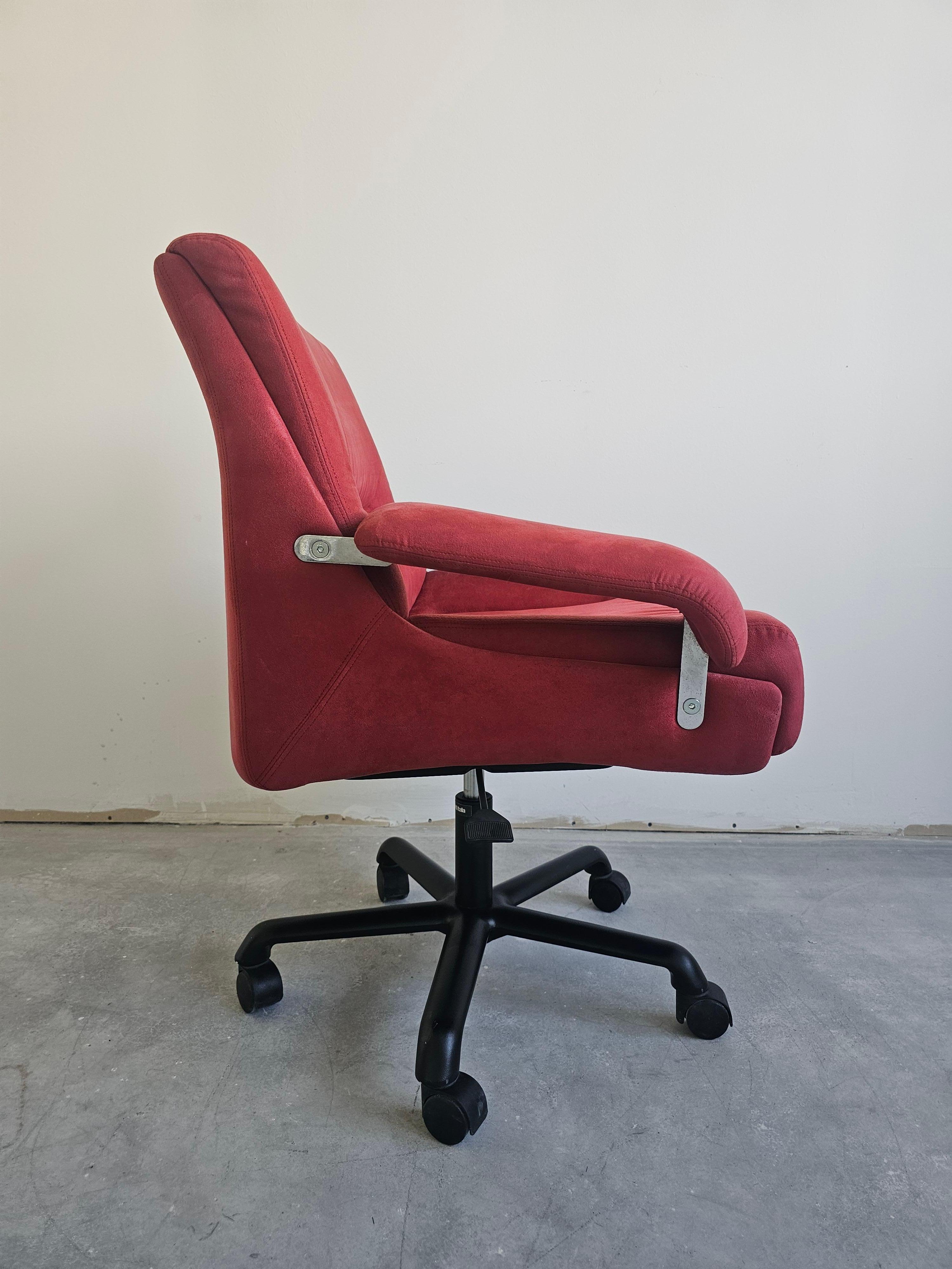 Paire de chaises pivotantes Modèle P85 conçu par Giovanni Offredi pour Saporiti en vente 4