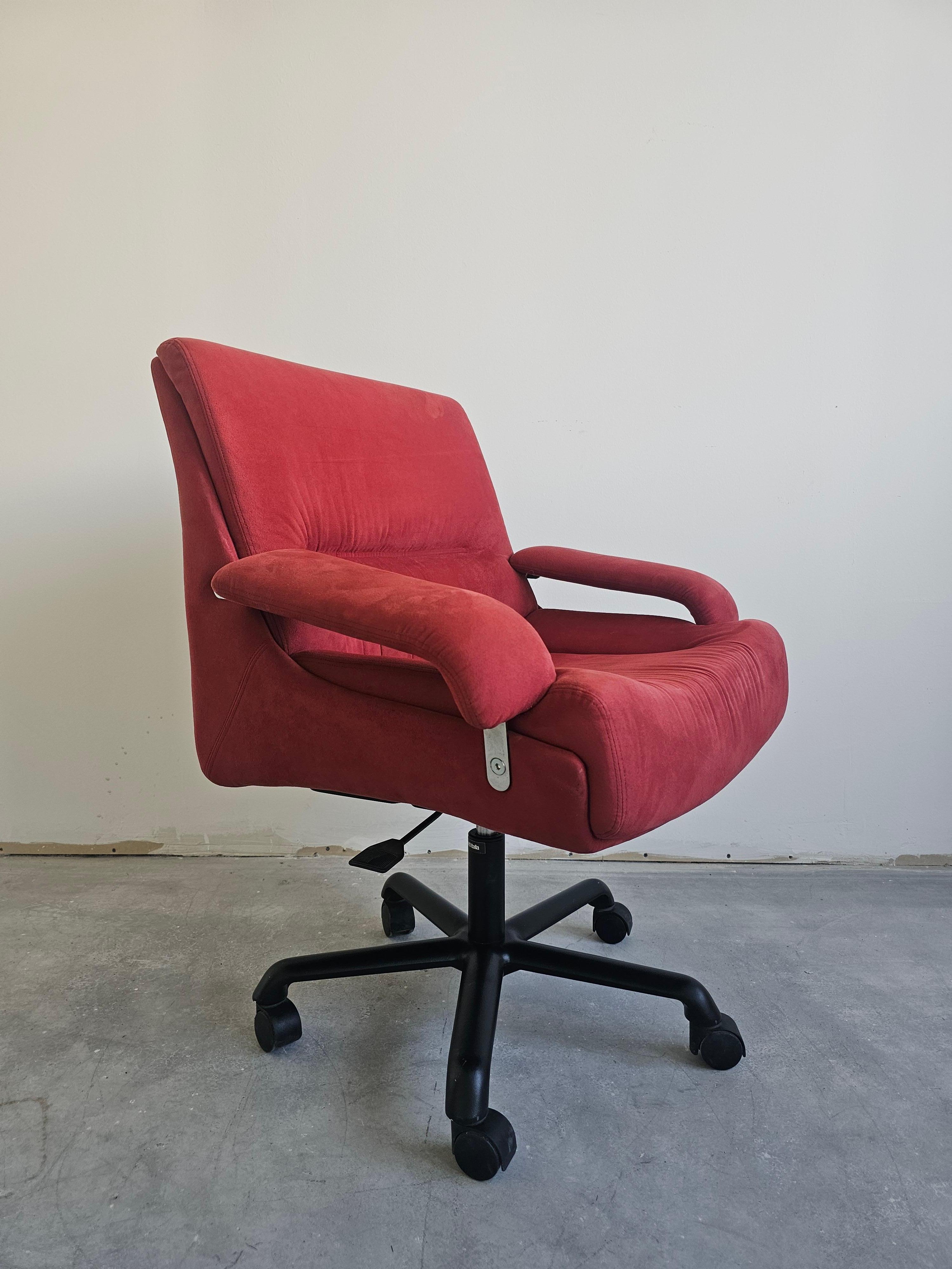 Paire de chaises pivotantes Modèle P85 conçu par Giovanni Offredi pour Saporiti en vente 5