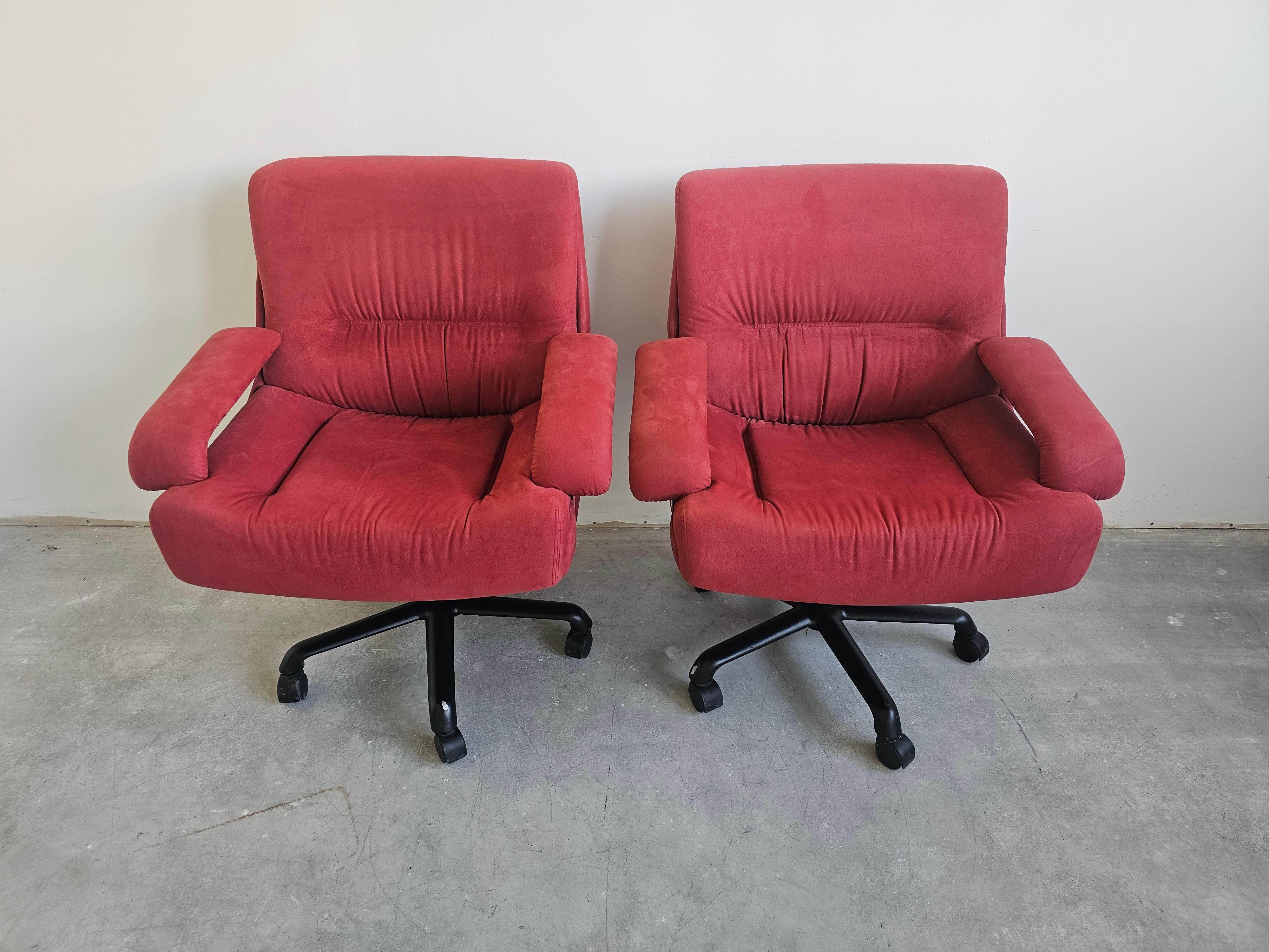 Dans cette liste, vous trouverez une paire de  Très rares chaises pivotantes postmodernes Modèle P85 conçues par Giovanni Offredi pour Saporiti Italia. Ils sont dotés d'un beau design confortable et d'accoudoirs. Le Label du fabricant est encore