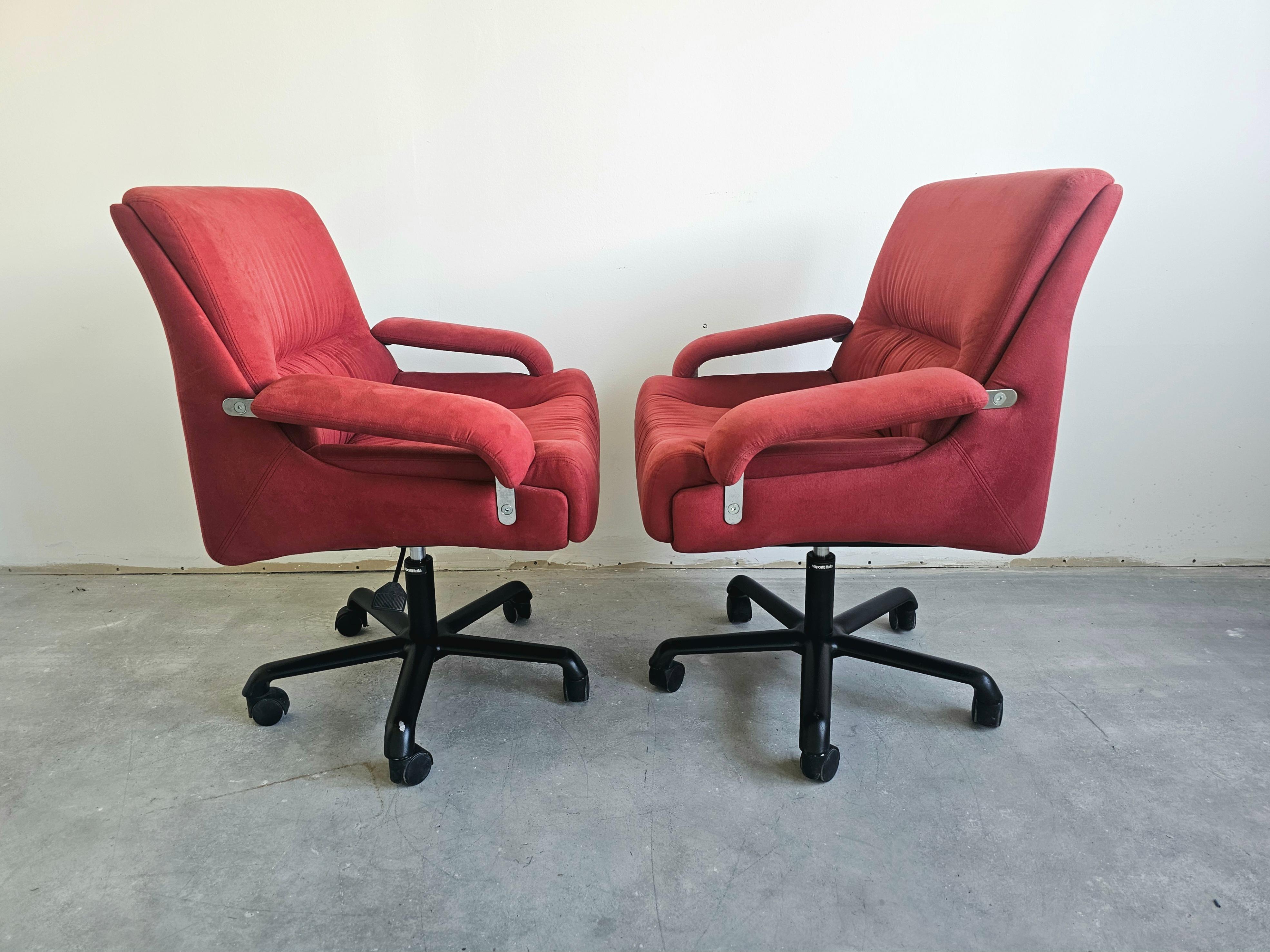italien Paire de chaises pivotantes Modèle P85 conçu par Giovanni Offredi pour Saporiti en vente