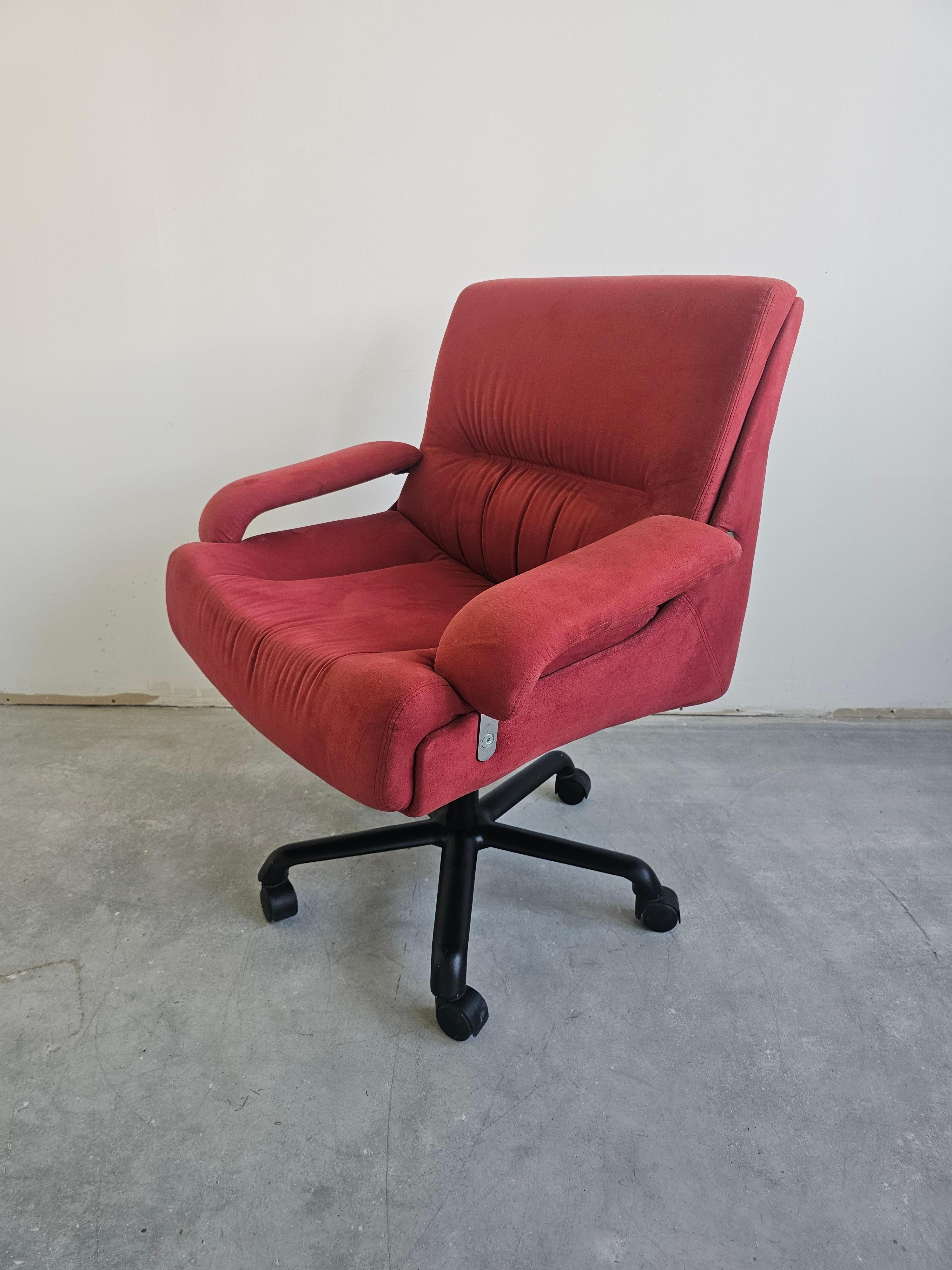 Paire de chaises pivotantes Modèle P85 conçu par Giovanni Offredi pour Saporiti Bon état - En vente à Beograd, RS