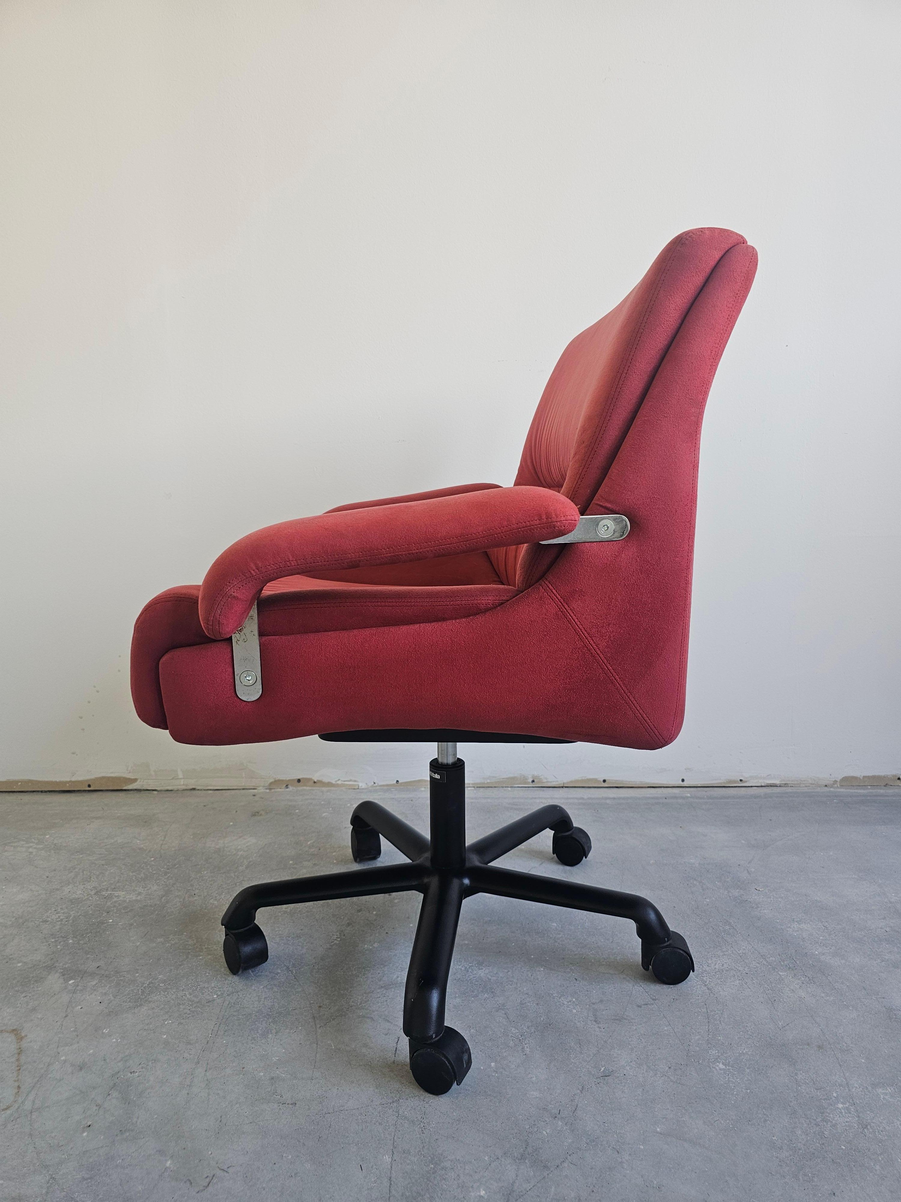 Fin du 20e siècle Paire de chaises pivotantes Modèle P85 conçu par Giovanni Offredi pour Saporiti en vente