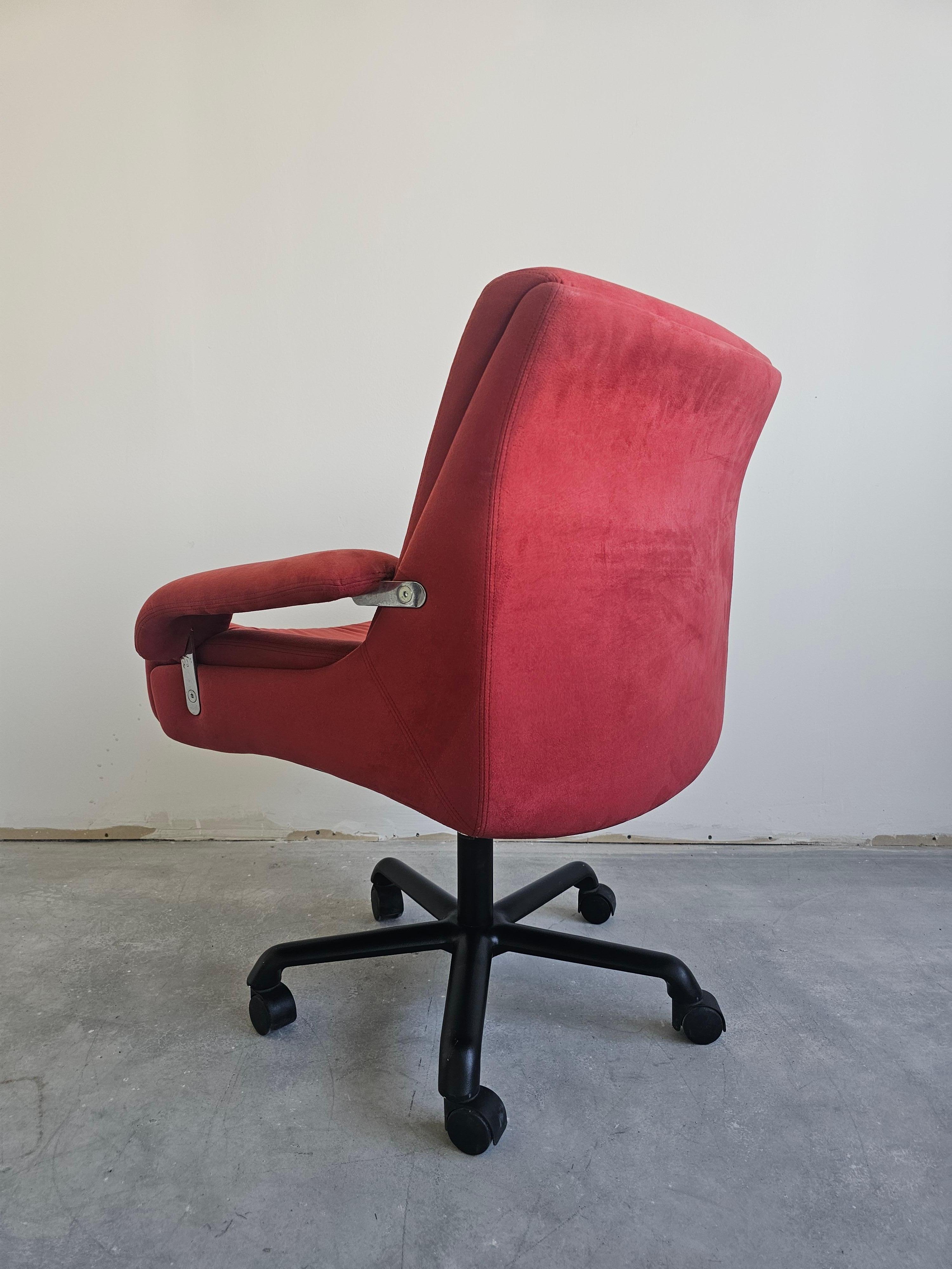 Paire de chaises pivotantes Modèle P85 conçu par Giovanni Offredi pour Saporiti en vente 1