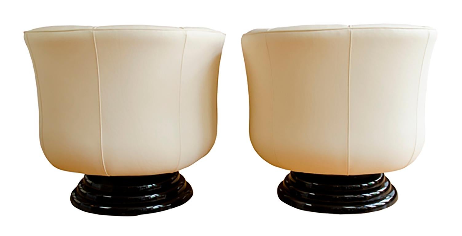 Pair of swivel chairs upholstered in light leather In New Condition For Sale In Wiesbaden, DE