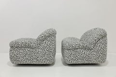 Paire de chaises pivotantes de style Vladimir Kagan en tissu Nate Berkus