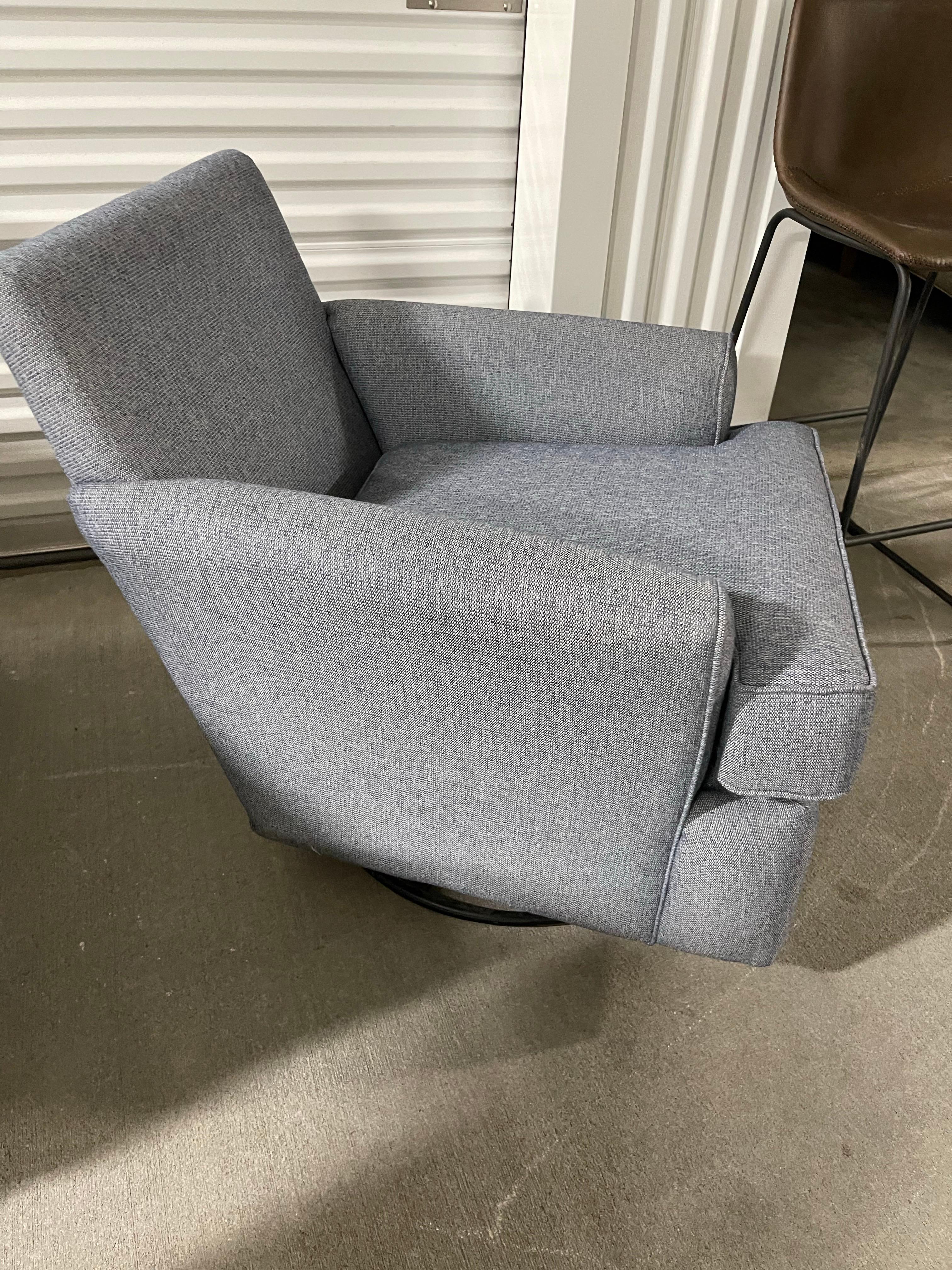 Contemporary Pair of Swivel Club Chairs Upholstered in a Blue Tone Fabric, 21st Century For Sale
