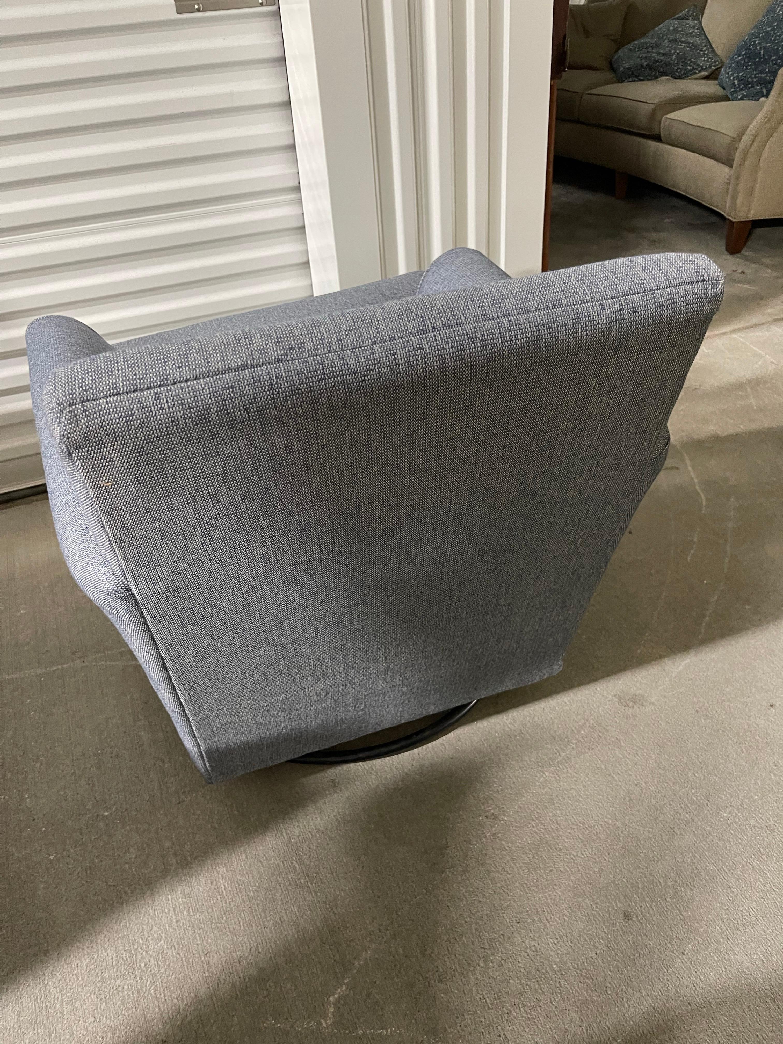 Pair of Swivel Club Chairs Upholstered in a Blue Tone Fabric, 21st Century For Sale 1