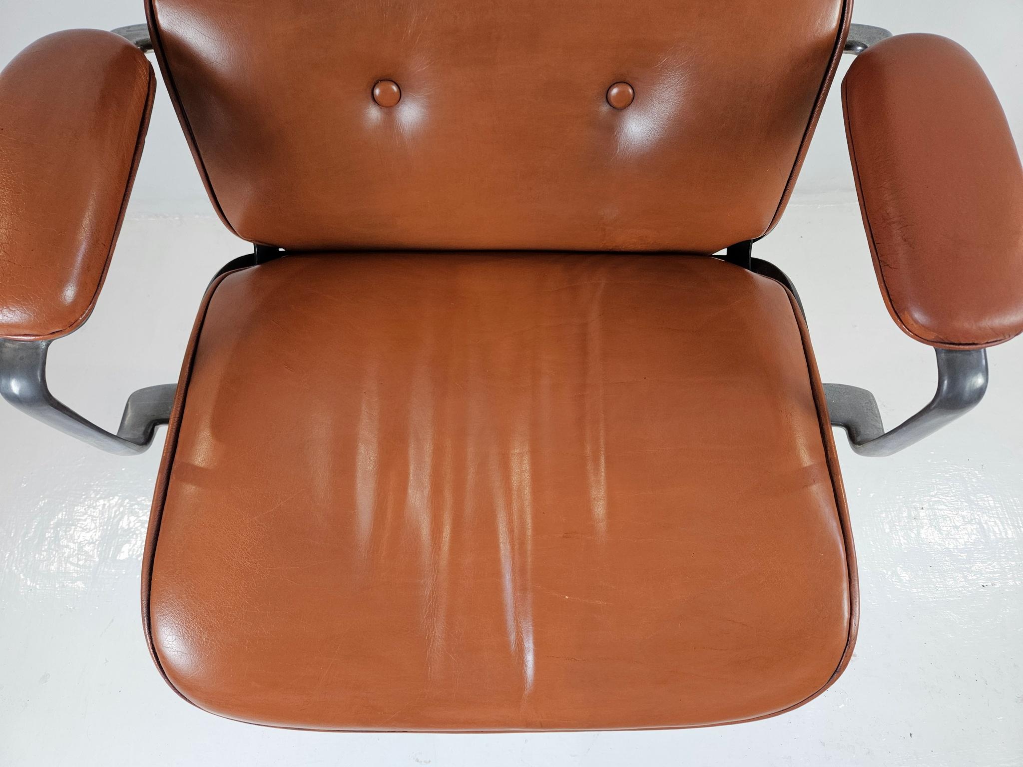 Este elegante e increíblemente cómodo par de sillas de escritorio para directivos de la serie Terni fue diseñado por Ico y Louisa Parisi y fabricado por MIM Roma, Italia, en 1960. Cada silla tiene una base de aluminio en forma de estrella,