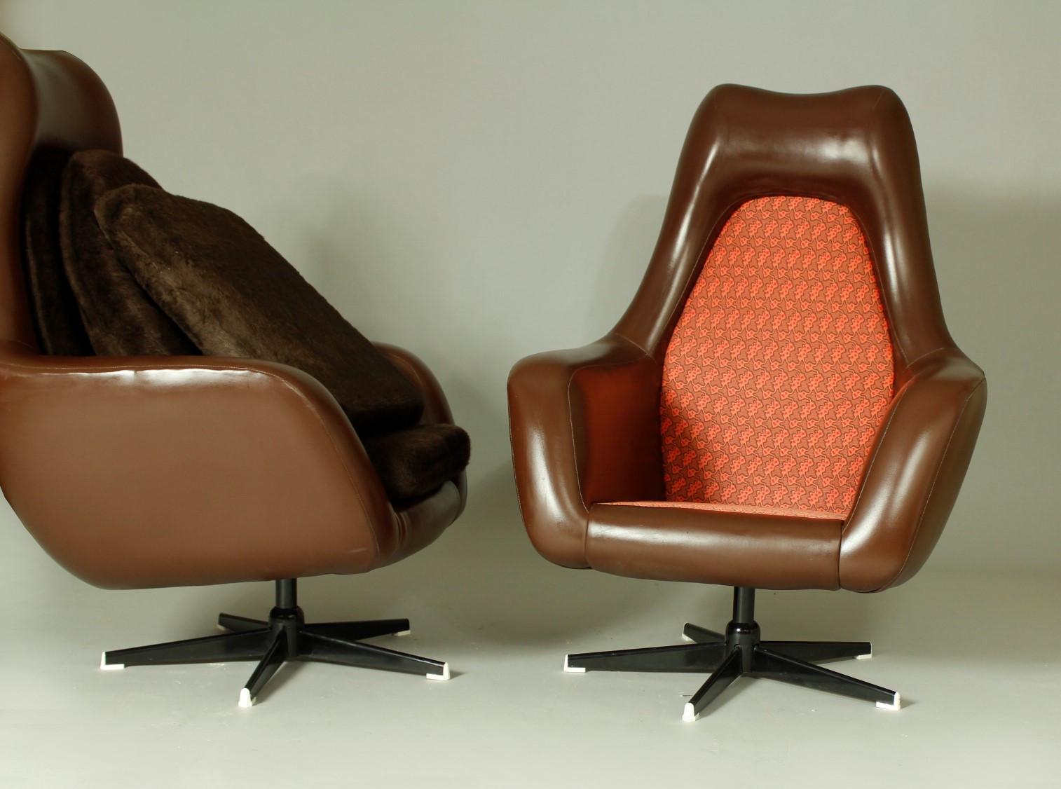 Pair of swivel egg chairs from the 1970s. These chairs with black painted steel base are upholstered with vinyl, each of them contains two fabric cushions for comfortable seating. They are in very good vintage condition with several light scratches,