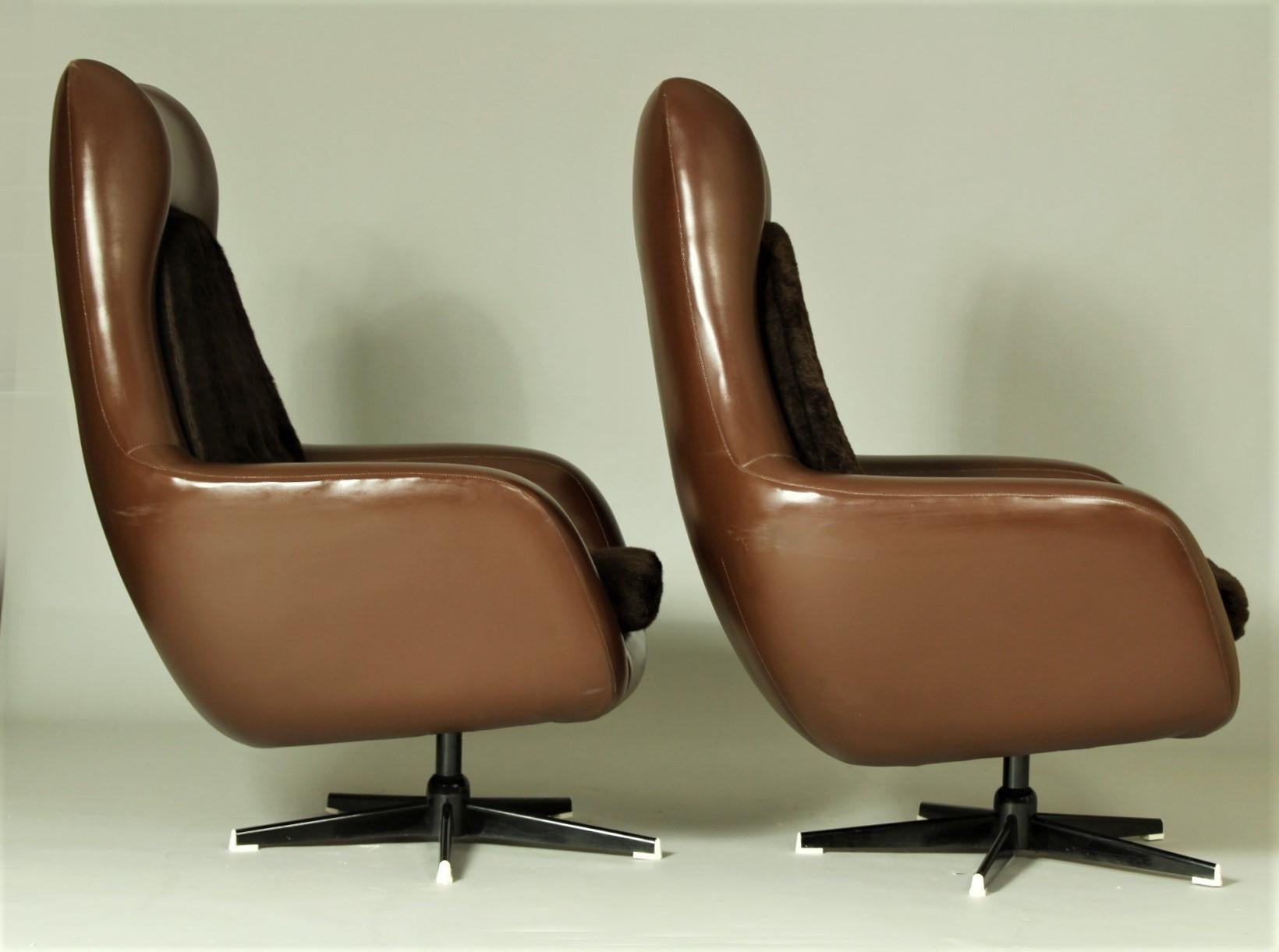 Modern Pair of Swivel Egg Chairs, 1970s For Sale