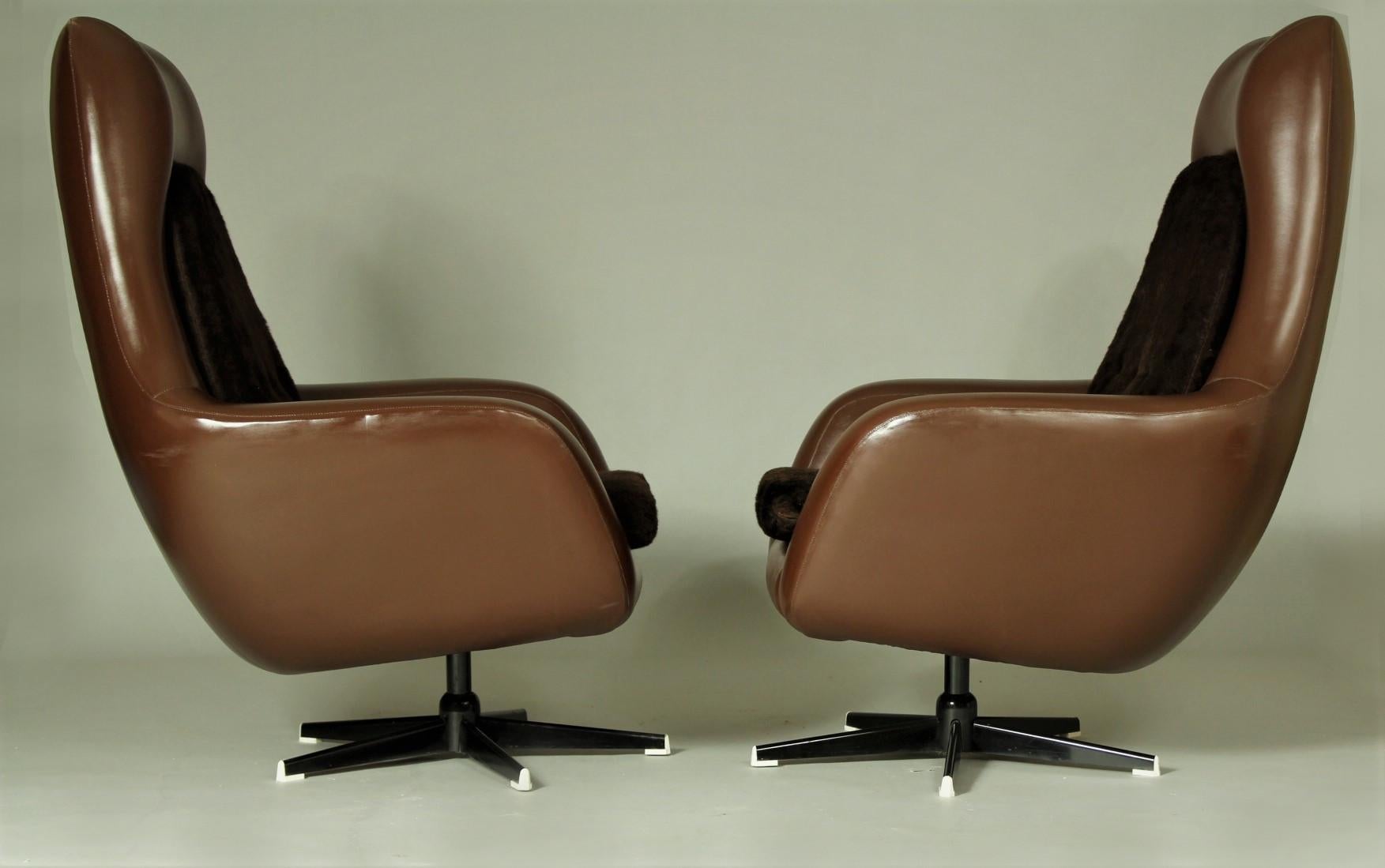 Czech Pair of Swivel Egg Chairs, 1970s For Sale