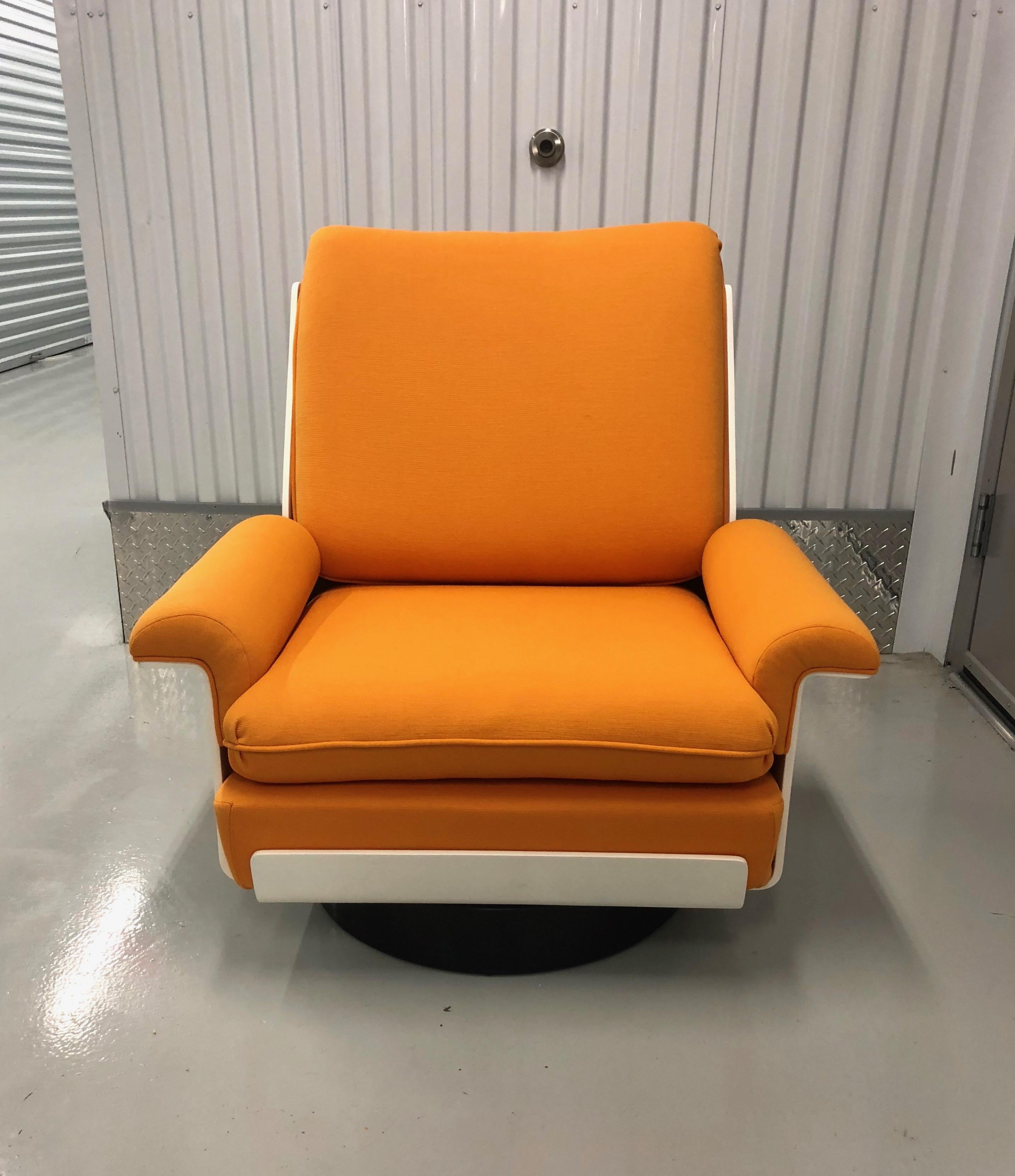 Mid-Century Modern Pair of Swivel Lounge Chairs by Airborne, circa 1965, Made in France