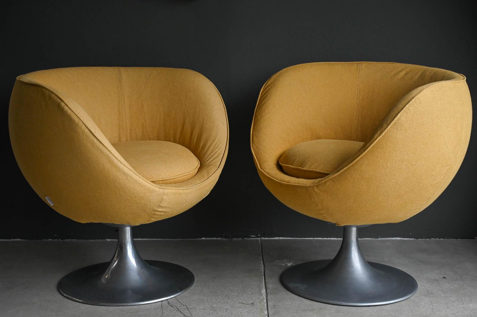 Pair of Swivel Lounge Chairs by mCconfort, Italy, ca. 1990.  Very comfortable lounge chairs with swivel mechanism and cast aluminum bases.  Covers have been cleaned and are easily removable.  Fabric is a nice neutral mustard color with great tweed