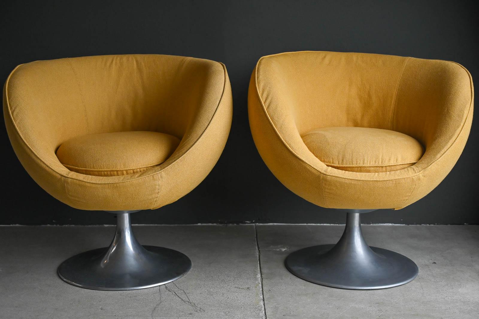 Cast Pair of Swivel Lounge Chairs by mCconfort, Italy, ca. 1990 For Sale