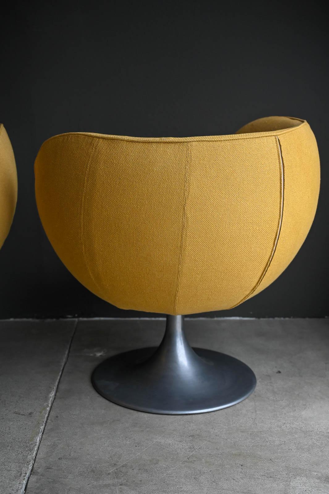 Late 20th Century Pair of Swivel Lounge Chairs by mCconfort, Italy, ca. 1990 For Sale