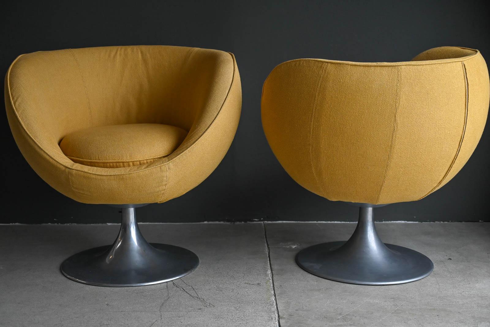 Aluminum Pair of Swivel Lounge Chairs by mCconfort, Italy, ca. 1990 For Sale