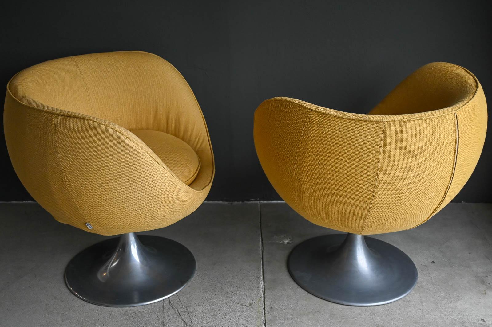 Pair of Swivel Lounge Chairs by mCconfort, Italy, ca. 1990 For Sale 1