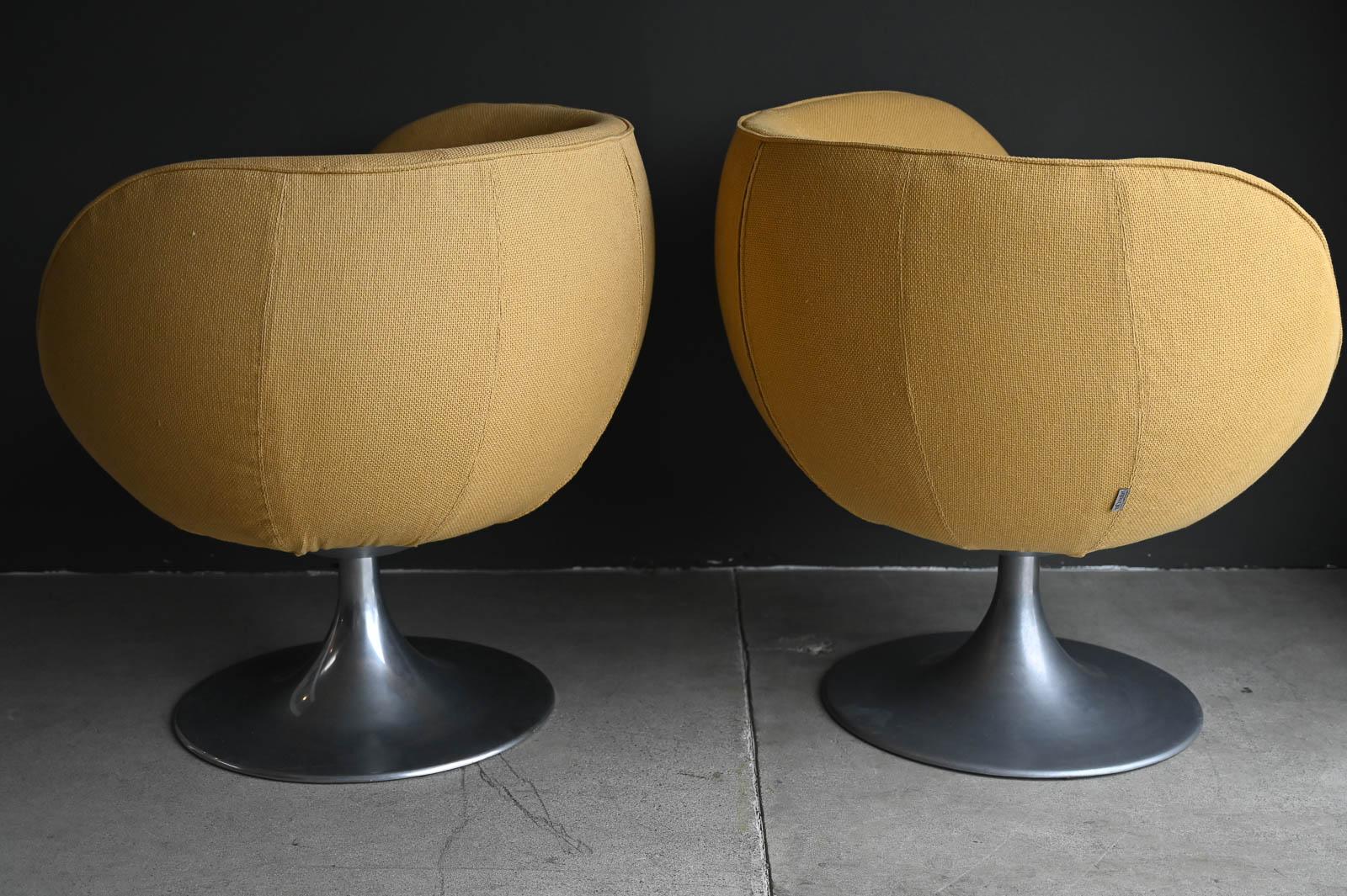 Pair of Swivel Lounge Chairs by mCconfort, Italy, ca. 1990 For Sale 2