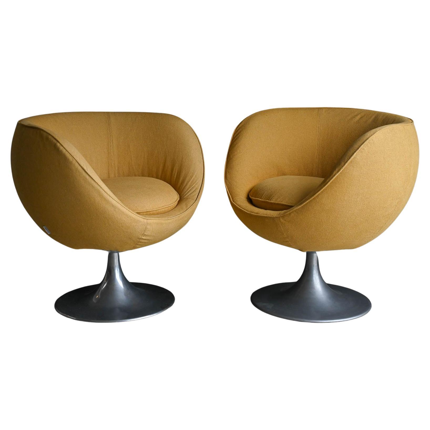 Pair of Swivel Lounge Chairs by mCconfort, Italy, ca. 1990 For Sale