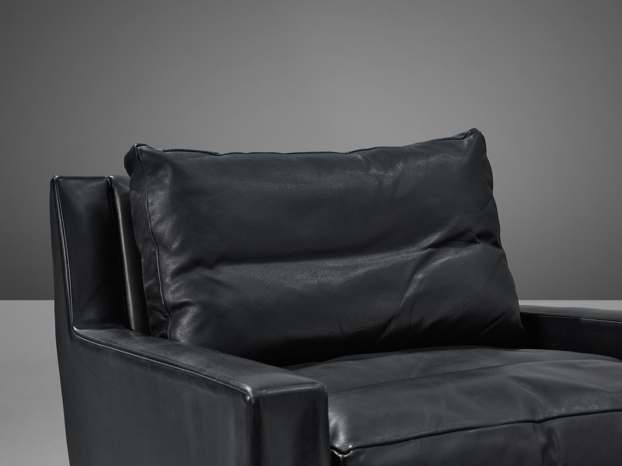 Paar Lounge-Drehstühle aus schwarzem Leder und Metall (Moderne der Mitte des Jahrhunderts) im Angebot