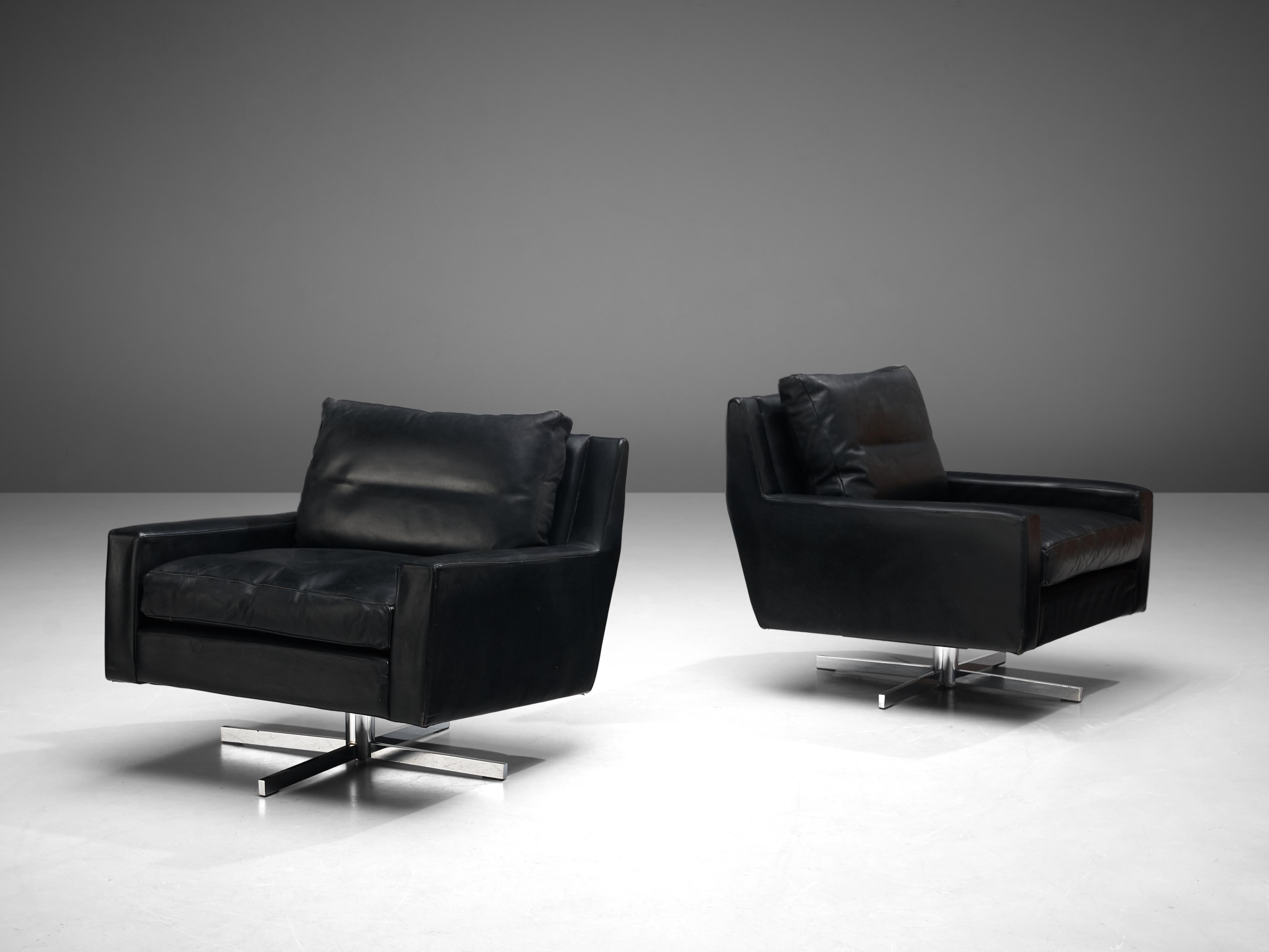 Mid-Century Modern Pair of Swivel Lounge Chairs in Black Leather and Metal For Sale