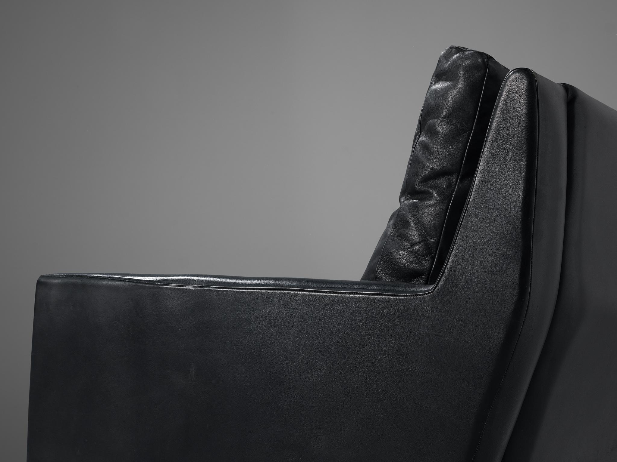 Paire de chaises longues pivotantes en cuir noir et métal Bon état - En vente à Waalwijk, NL