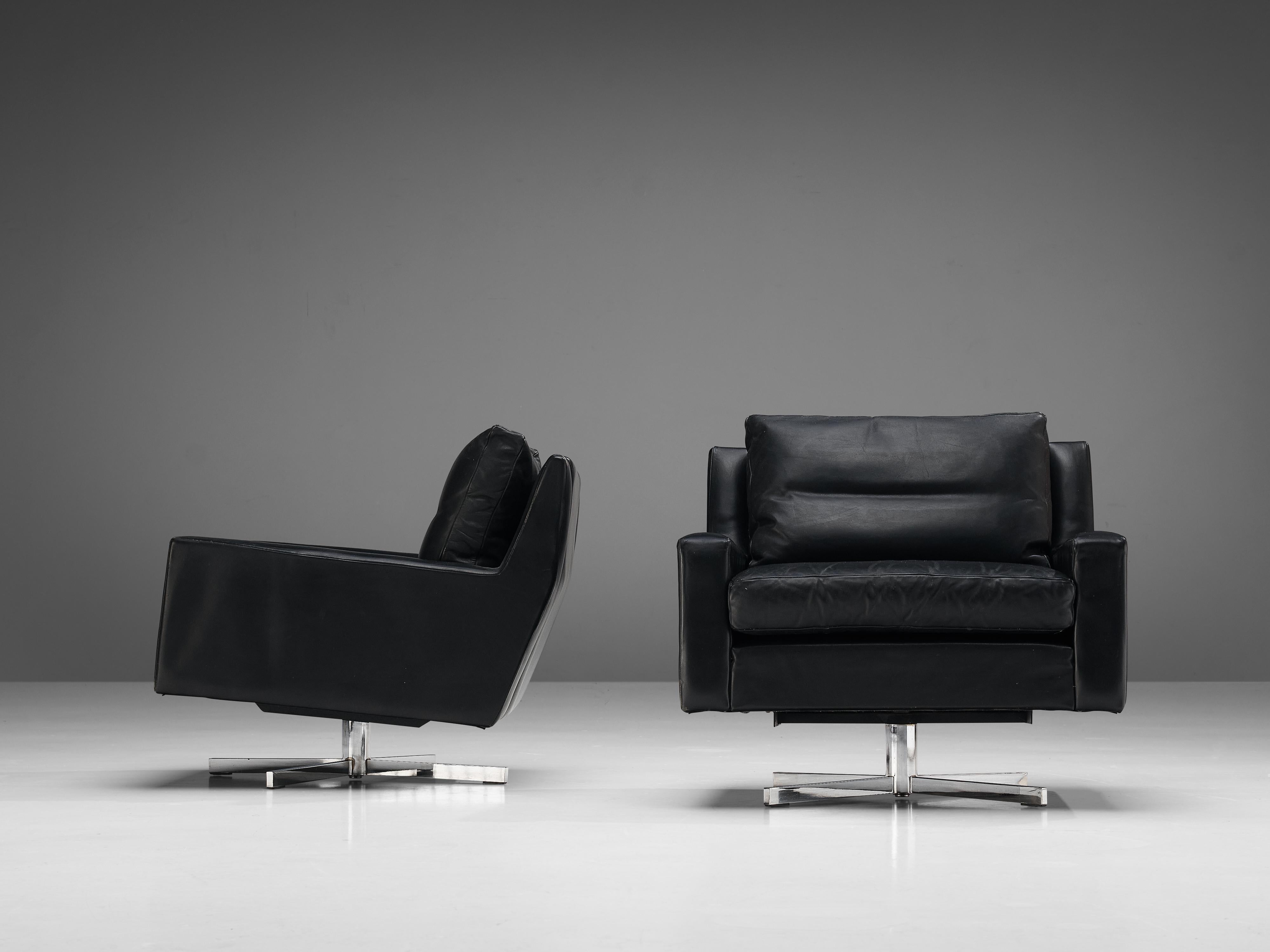 Métal Paire de chaises longues pivotantes en cuir noir et métal en vente