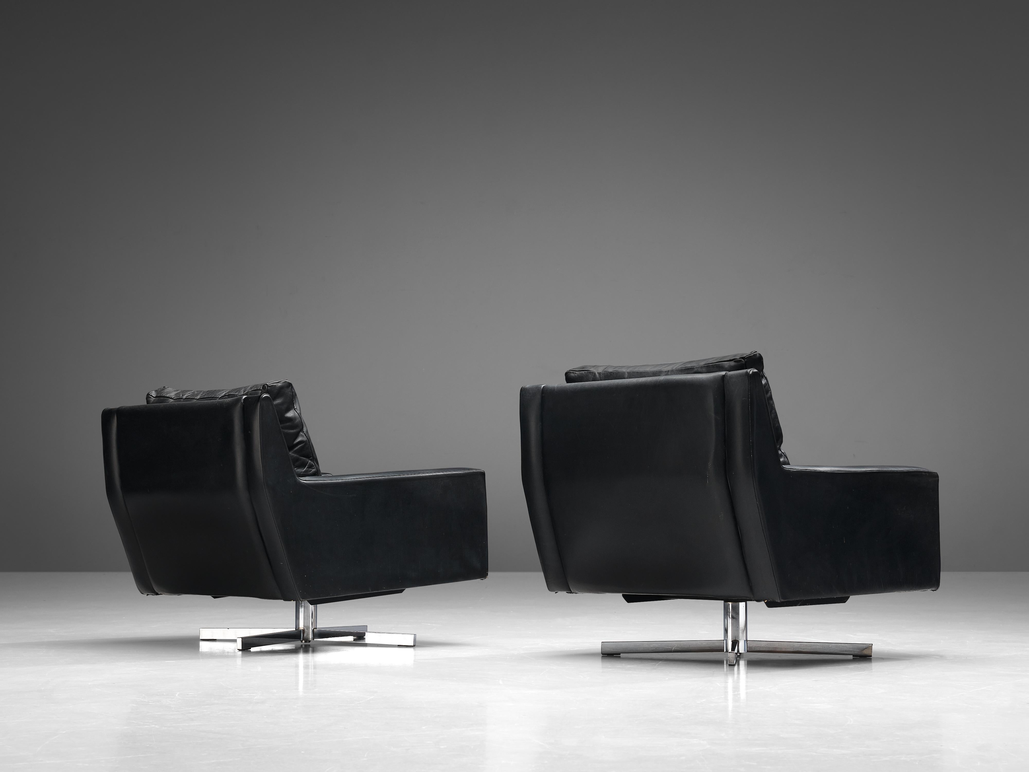 Paire de chaises longues pivotantes en cuir noir et métal en vente 2