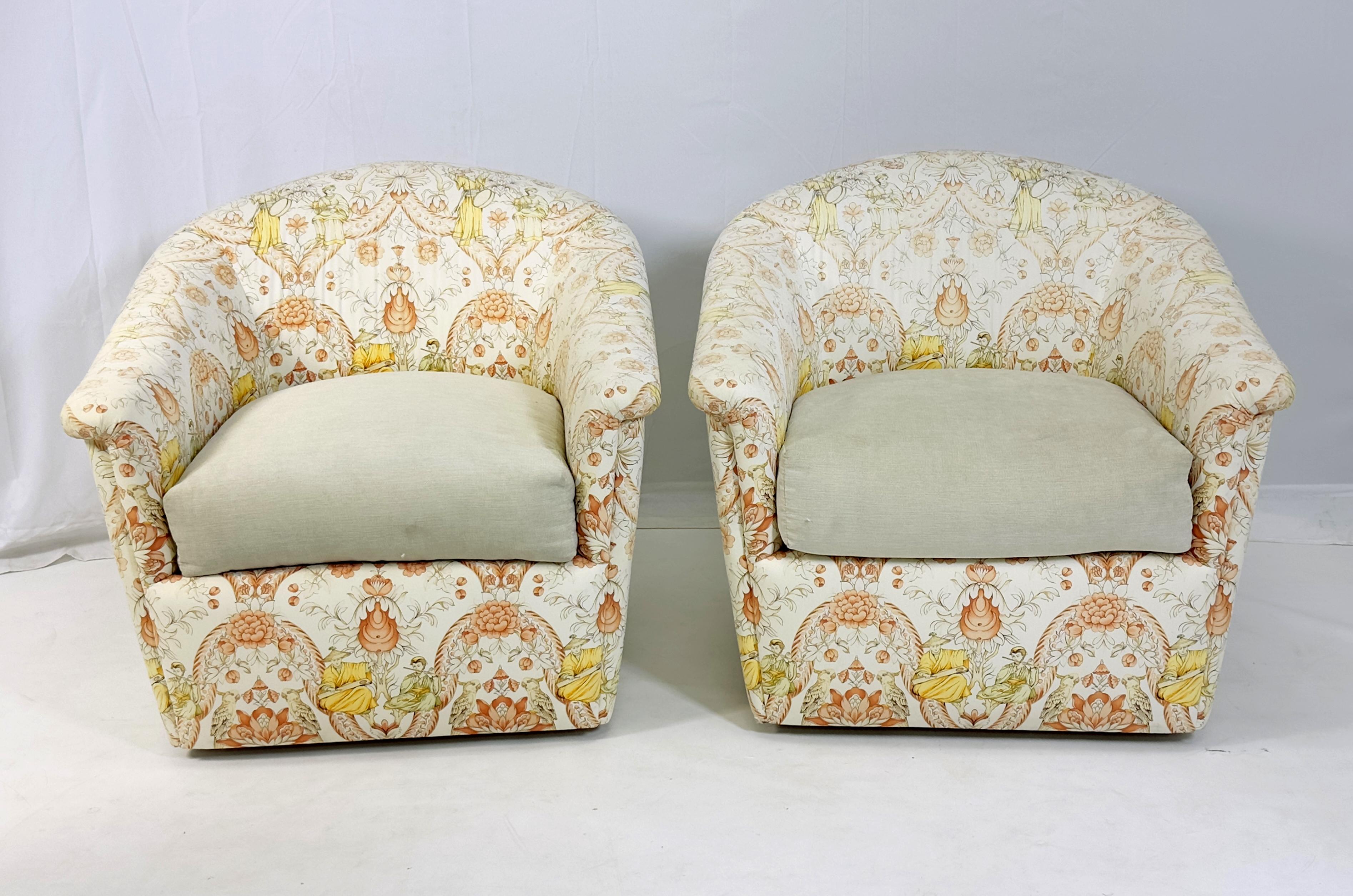 Paire de chaises longues pivotantes conçues et fabriquées à Inglewood en Californie par J. Robert Scott.

Les chaises ont été fabriquées sur mesure pour une entreprise appelée Vice Versa L/CGA.

Les chaises sont tapissées d'un magnifique tissu