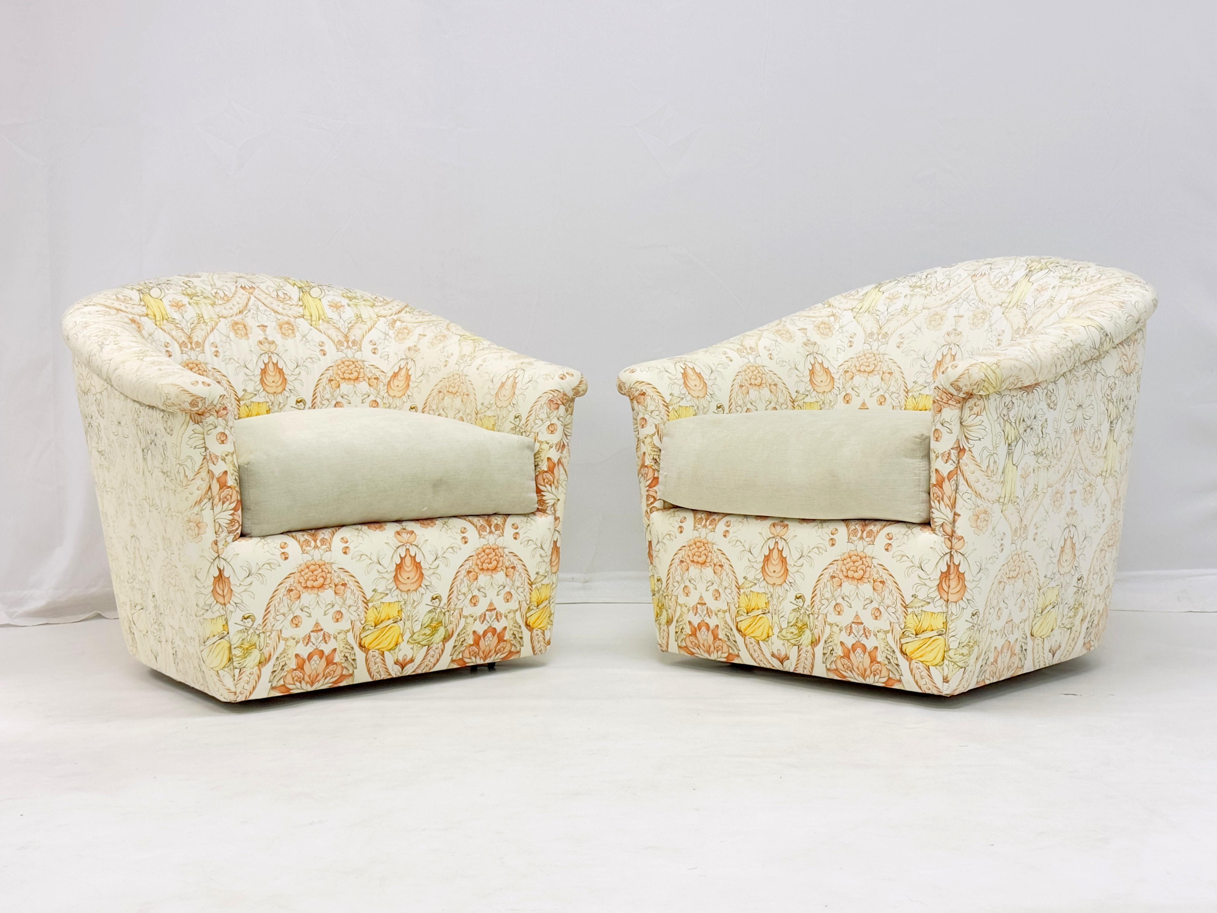 Fait main Paire de chaises longues pivotantes en tissu Chinoisiere de J. Robert Scott en vente