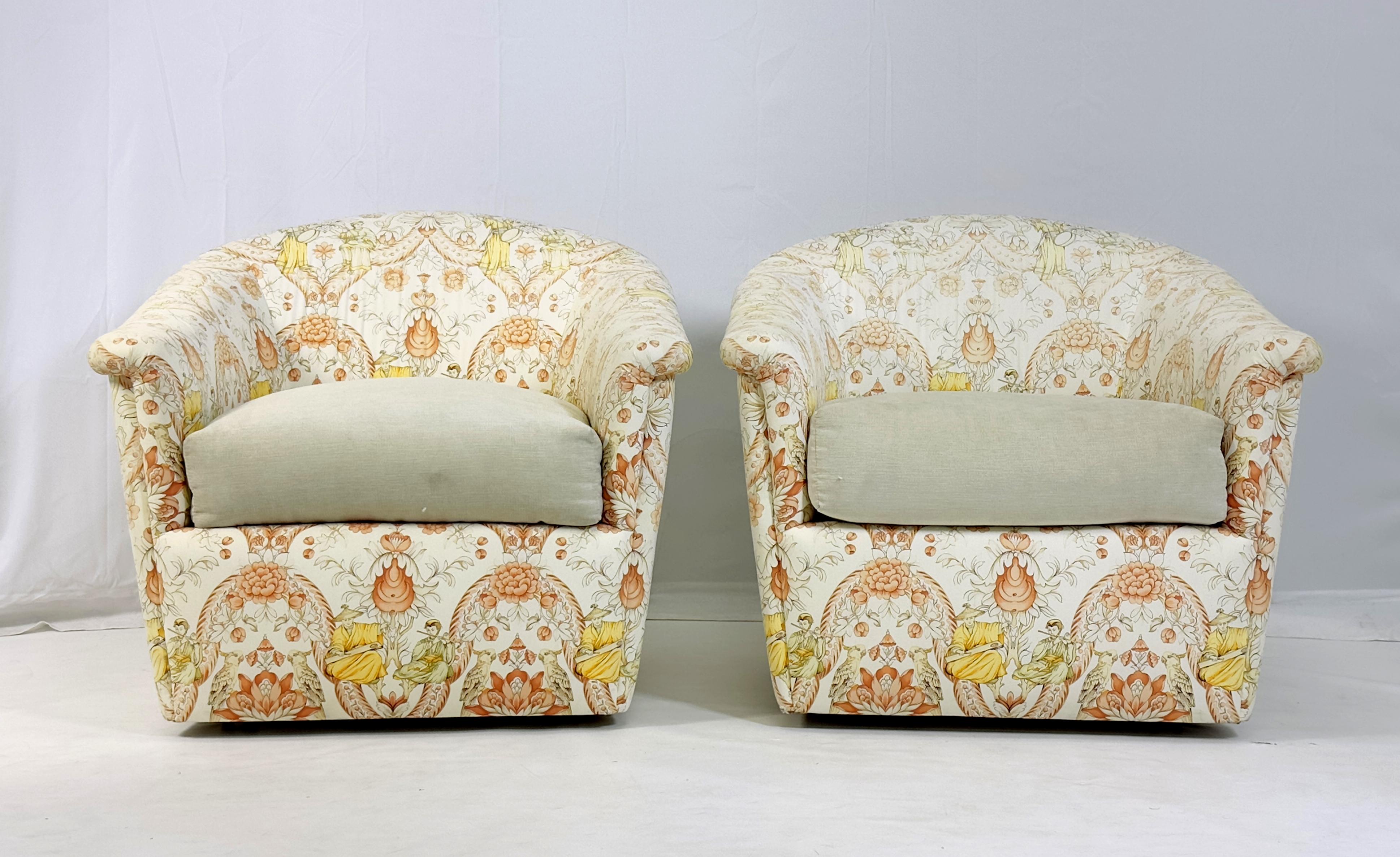 Paire de chaises longues pivotantes en tissu Chinoisiere de J. Robert Scott Bon état - En vente à Los Angeles, CA