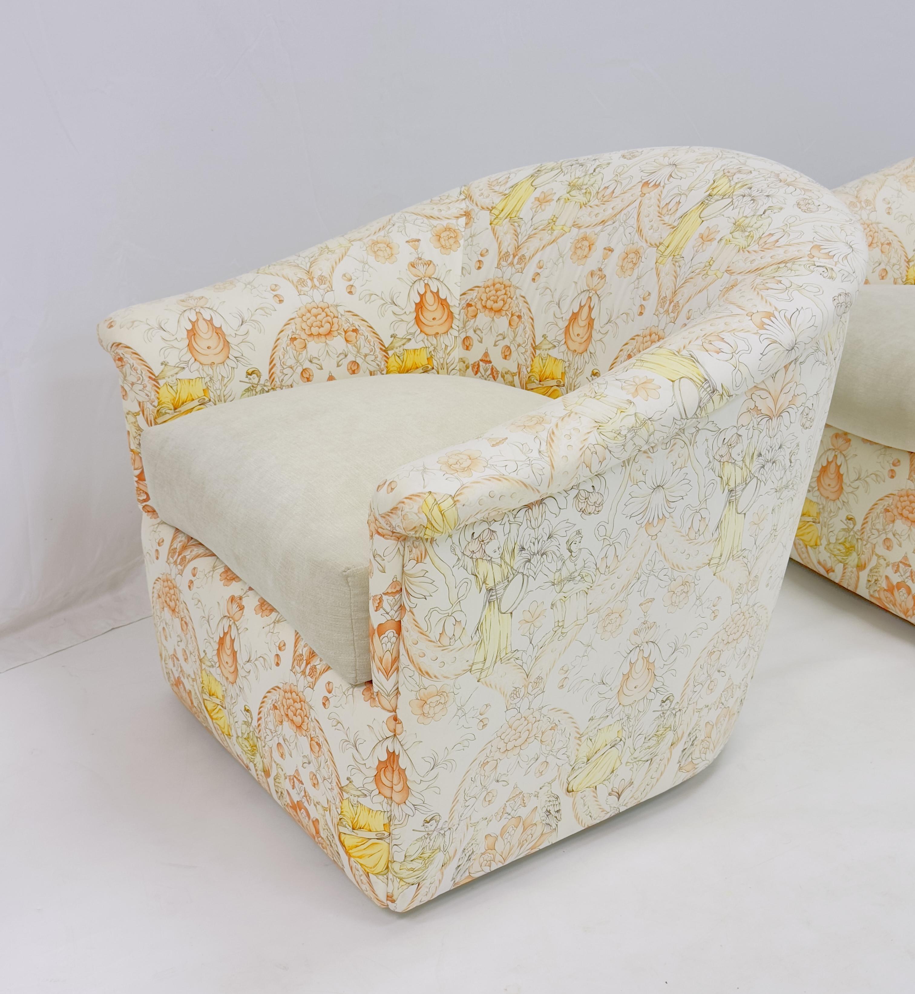 Fin du 20e siècle Paire de chaises longues pivotantes en tissu Chinoisiere de J. Robert Scott en vente