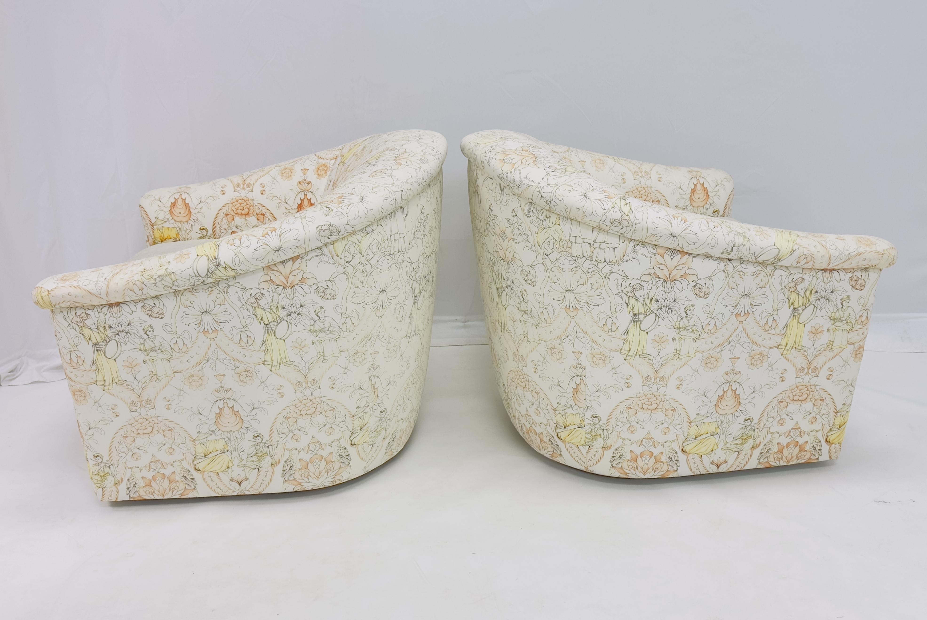 Tissu Paire de chaises longues pivotantes en tissu Chinoisiere de J. Robert Scott en vente