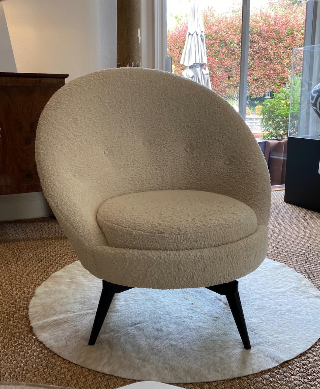 Mid-Century Modern Pair of Swivel Lounge Chairs in Ivory Bouclé by AdM Bespoke For Sale