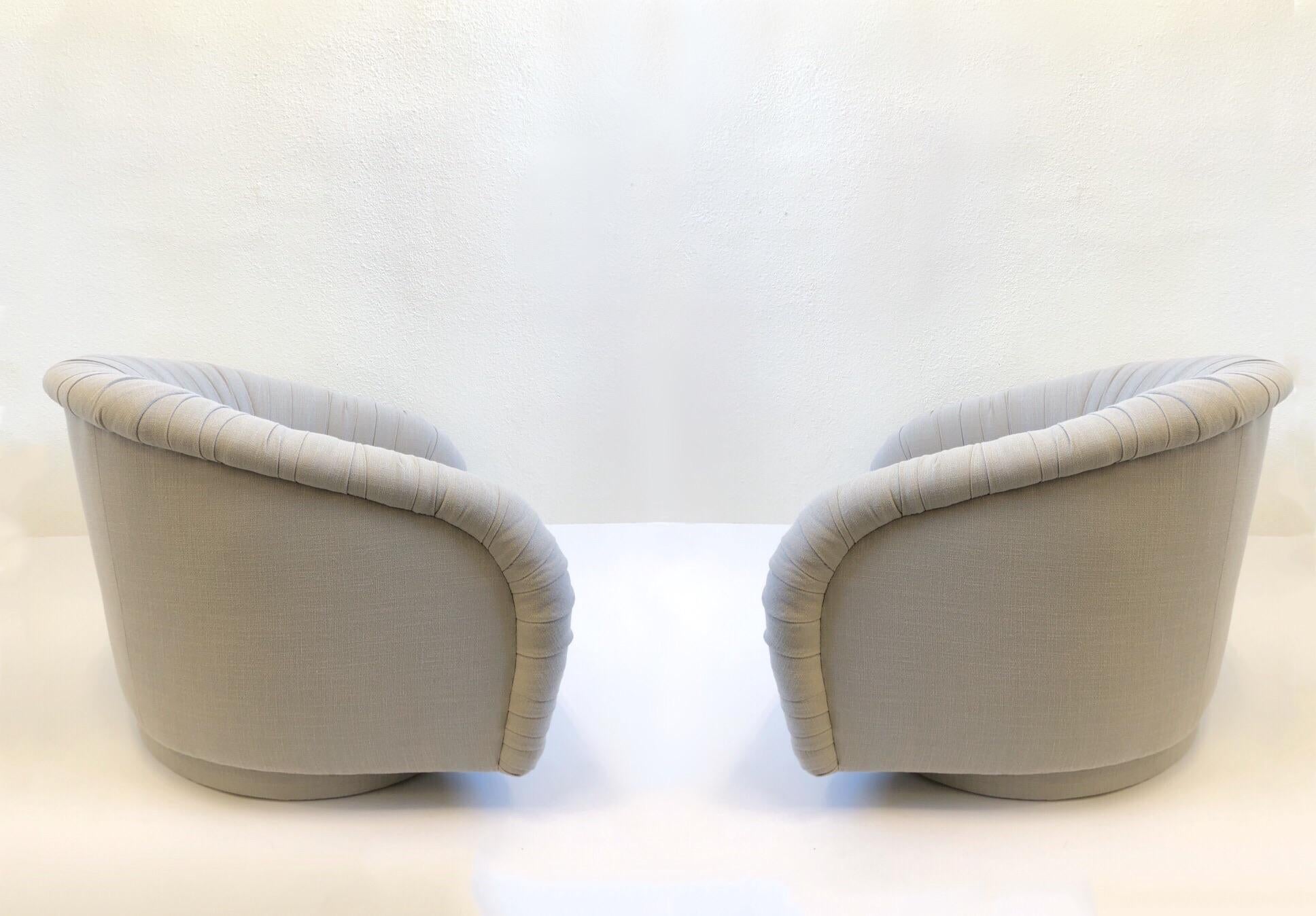 Pair of Swivel Lounge Chairs in the Manner of Milo Baughman 1