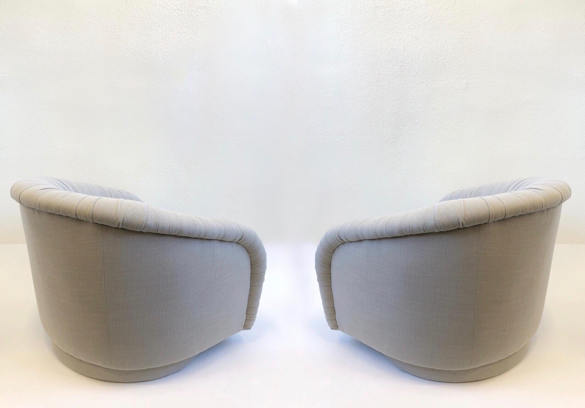 Pair of Swivel Lounge Chairs in the Manner of Milo Baughman 2