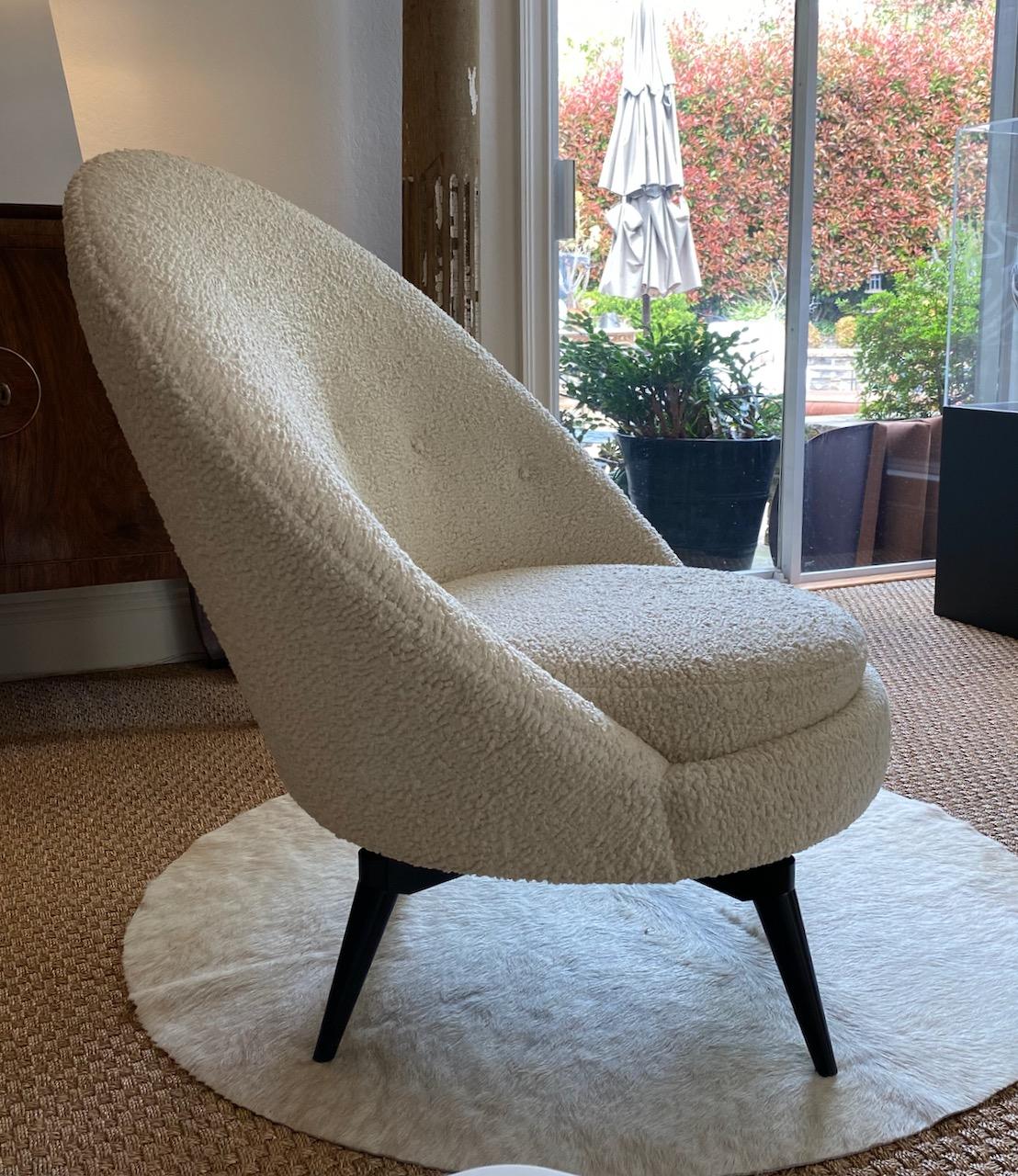 Mid-Century Modern Pair of Swivel Lounge Chairs in Ivory Bouclé by AdM Bespoke For Sale