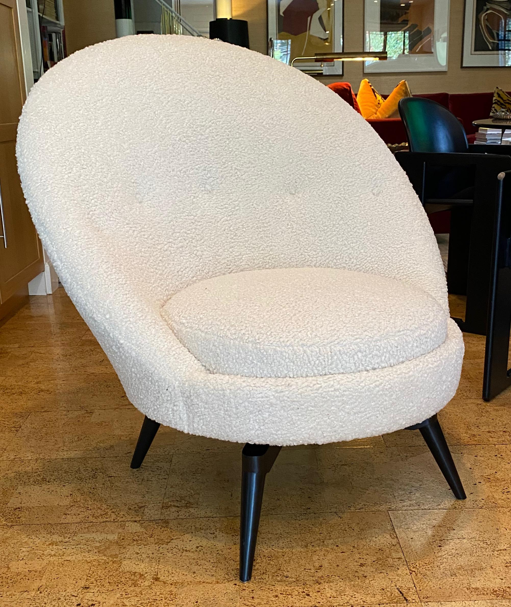 Mid-Century Modern Pair of Swivel Lounge Chairs in White Bouclé