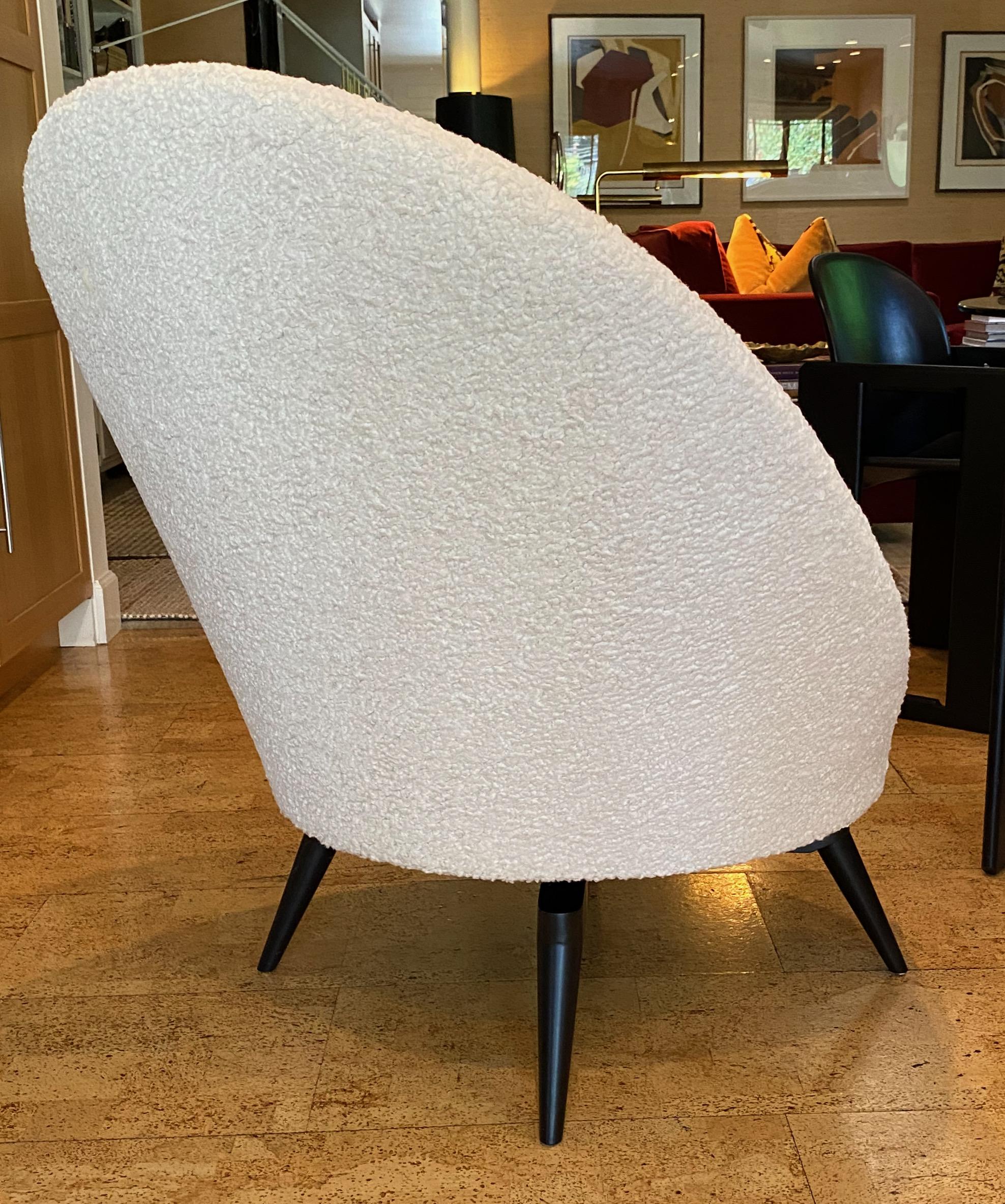 Pair of Swivel Lounge Chairs in White Bouclé In New Condition In Danville, CA