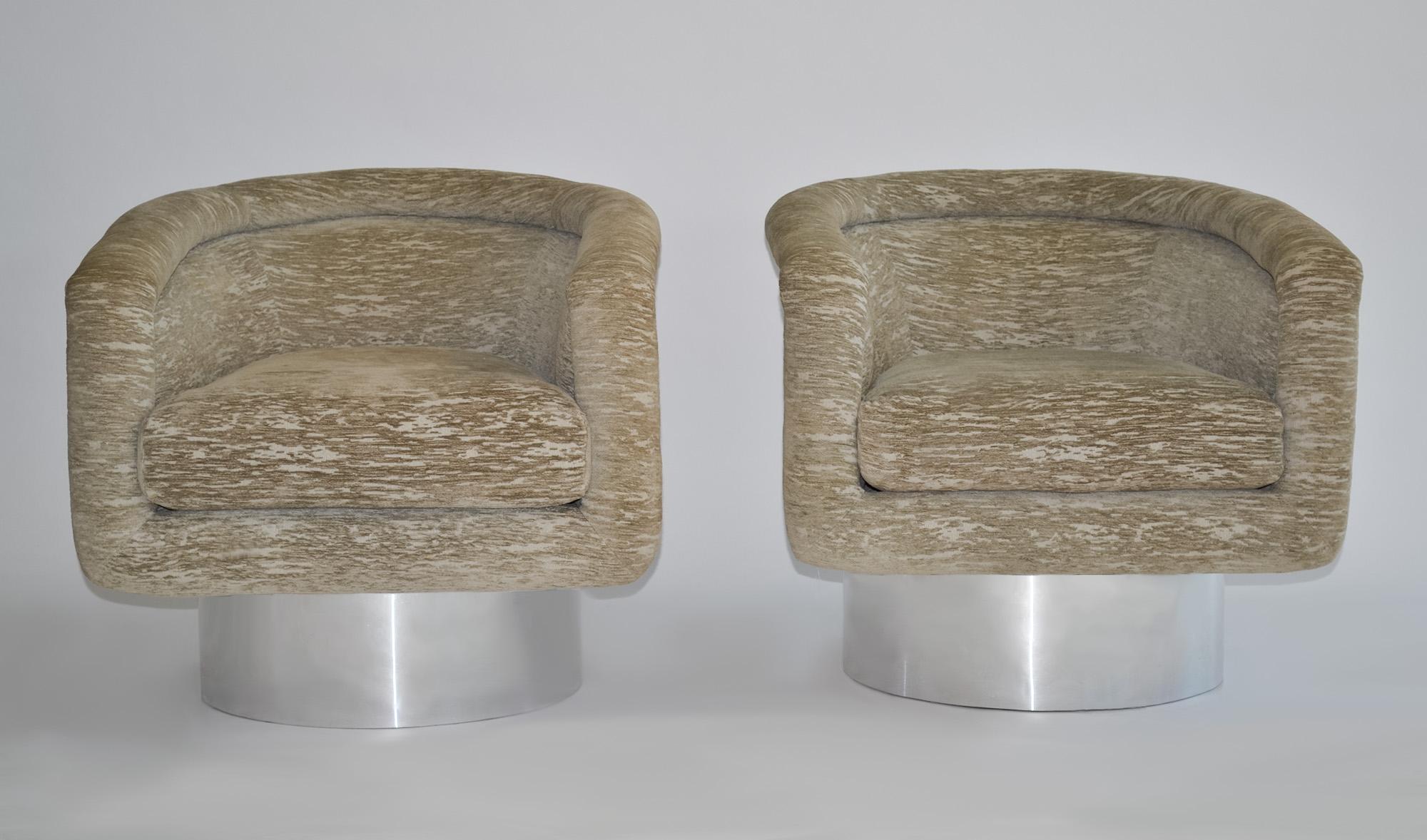 Pair of Swivel Lounge Chairs by Leon Rosen for Pace Collection, 1970's

Swivel lounge or club chairs resting on cylindrical chrome laminate bases. Low profile, deep-seated variation of the Karl Springer Vladimir Kagan - inspired MCM tub or club