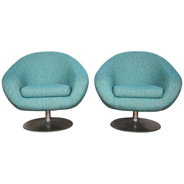 Fully restored, comfortable and roomy pair of swivel tulip lounge chairs attributed to Gastone Rinaldi for RIMA, circa 1970, Italy. Rounded, barrel back seats with steel silver tulip base which swivels on its axis. Newly restored and reupholstered