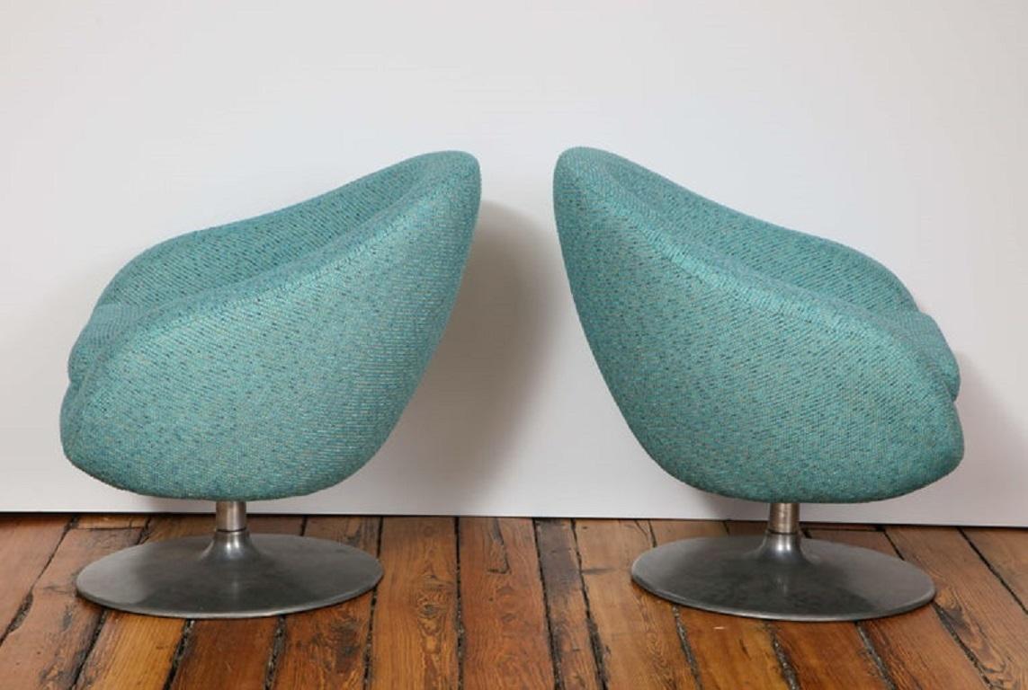 Pair of Swivel Lounge Tulip Chairs by Gastone Rinaldi in Blue Tweed, Italy, 1970 In Excellent Condition In New York, NY