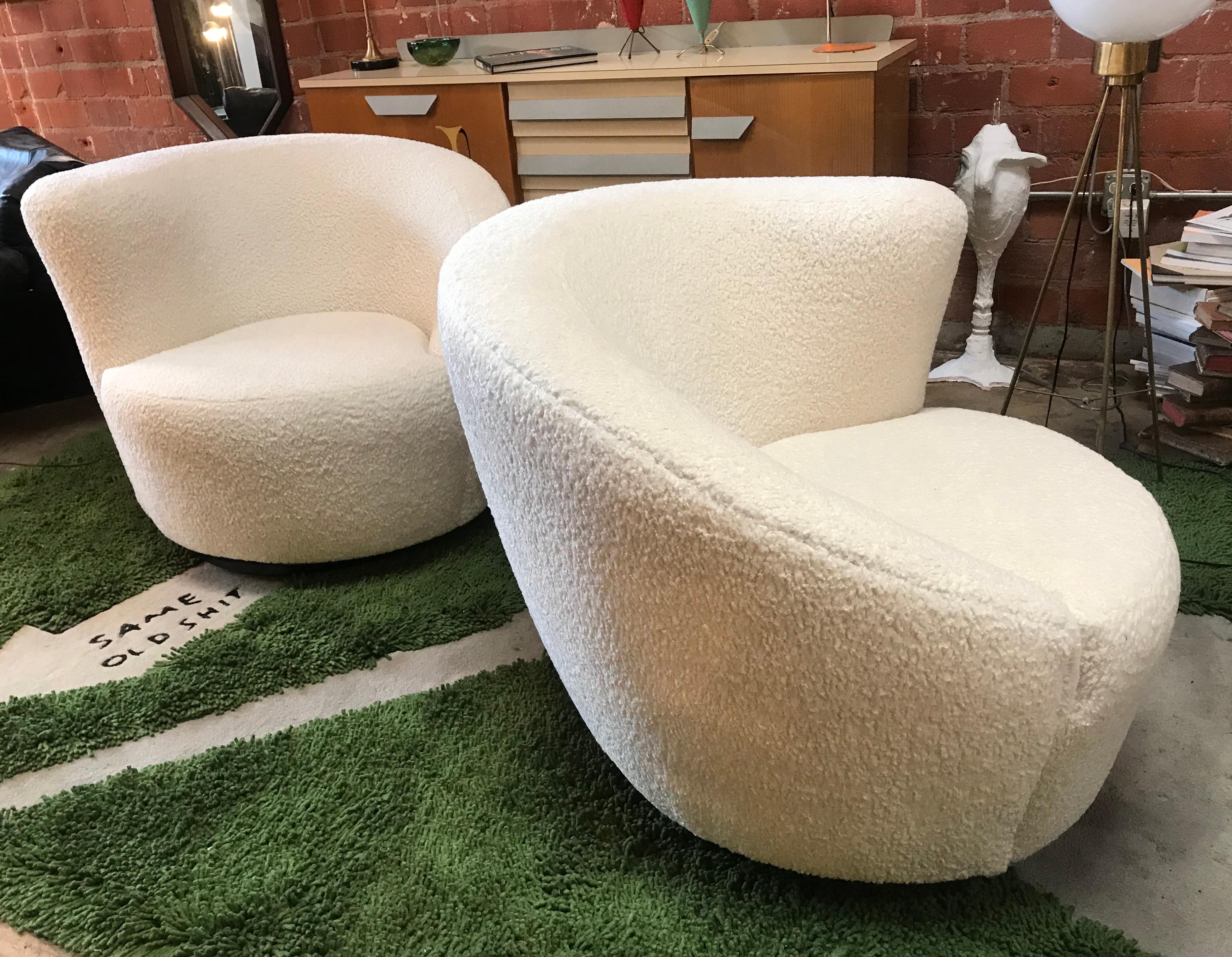 Pair of Swivel Parlor Chairs Upholstered in White Sheep Fabric, USA, 1960s In Excellent Condition In Los Angeles, CA