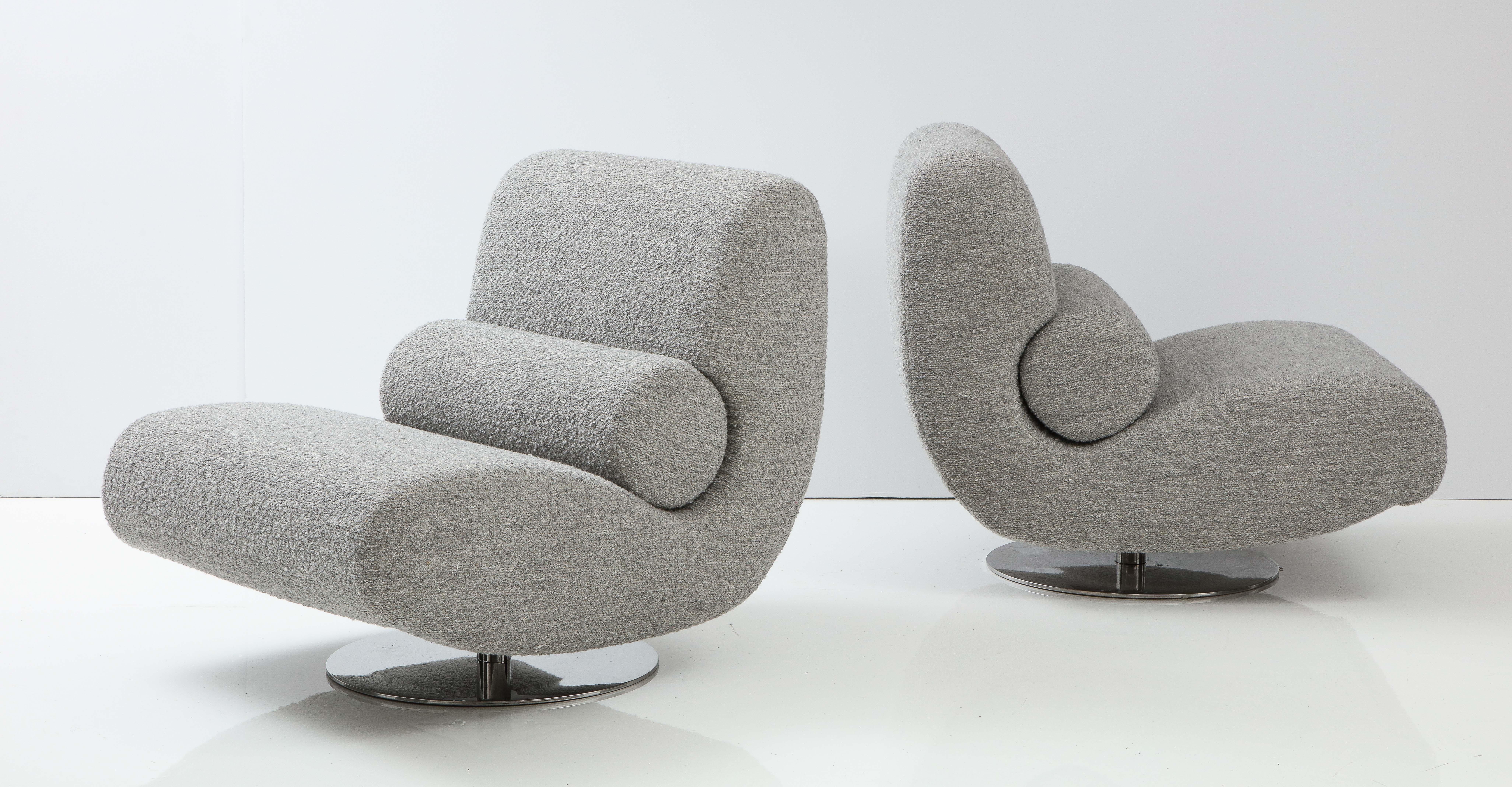 Pair of Swivel Sculptural Lounge Chairs in Grey Bouclé with Chrome Base, Italy For Sale 2