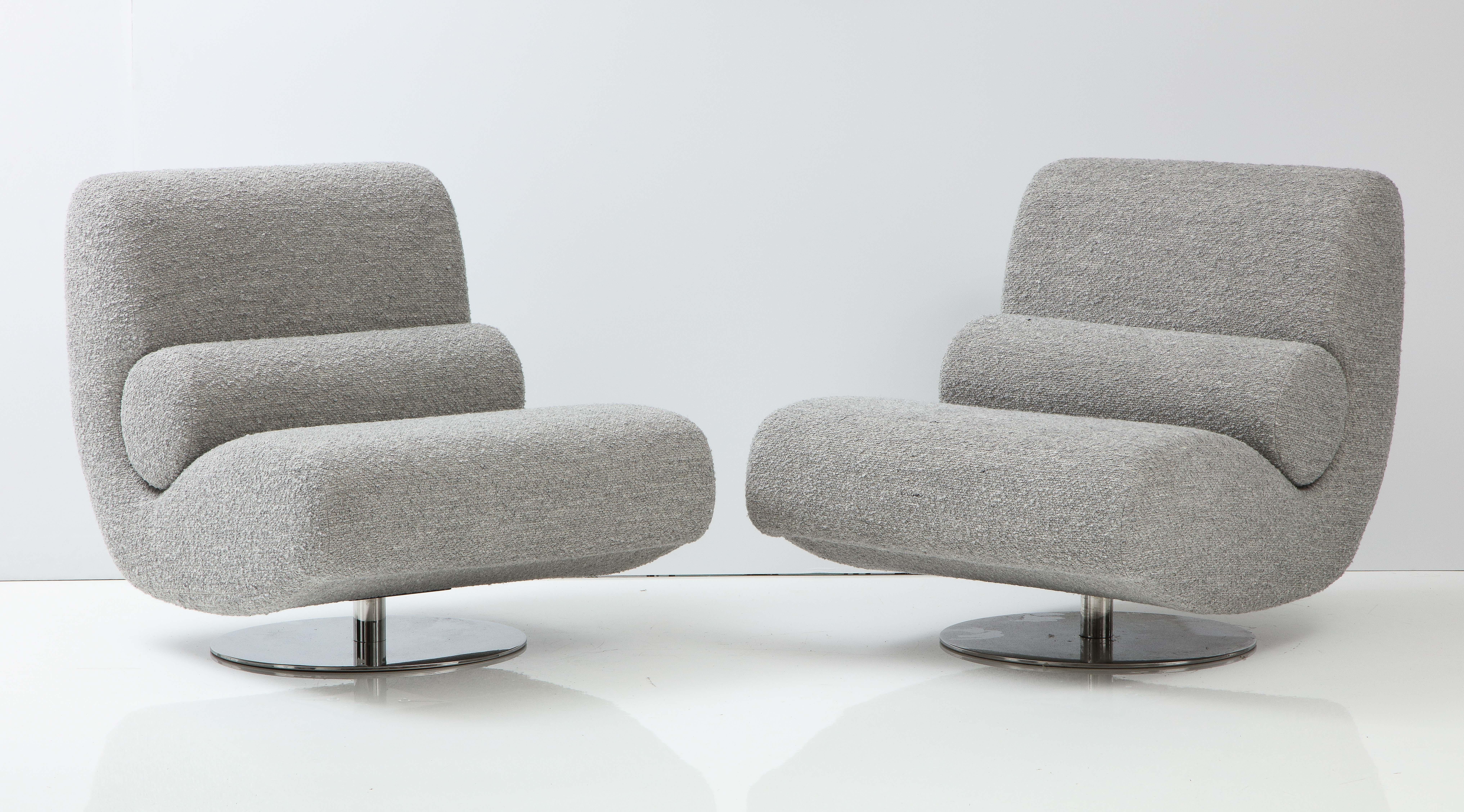 Pair of Swivel Sculptural Lounge Chairs in Grey Bouclé with Chrome Base, Italy For Sale 3