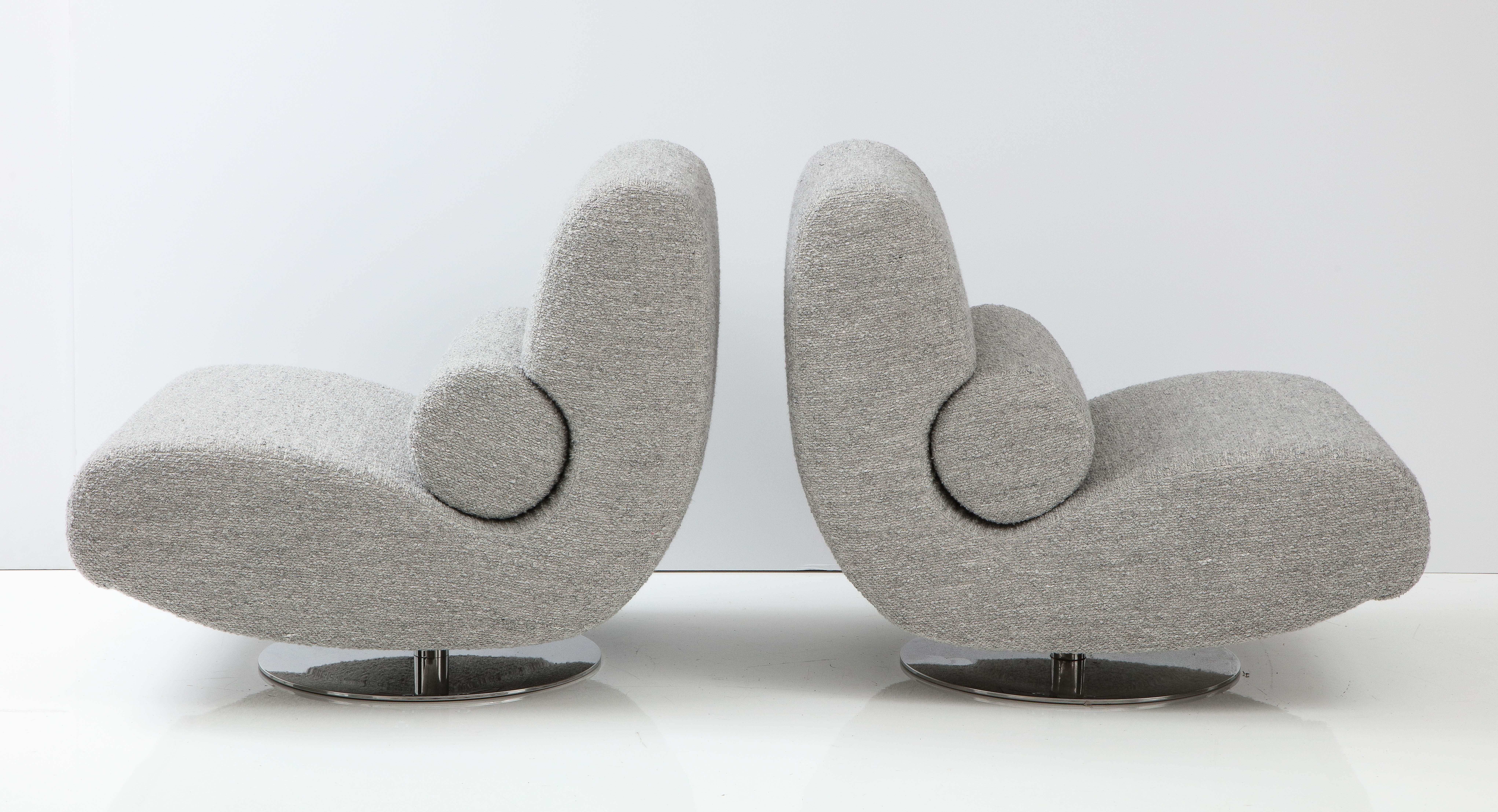 Pair of Swivel Sculptural Lounge Chairs in Grey Bouclé with Chrome Base, Italy For Sale 4