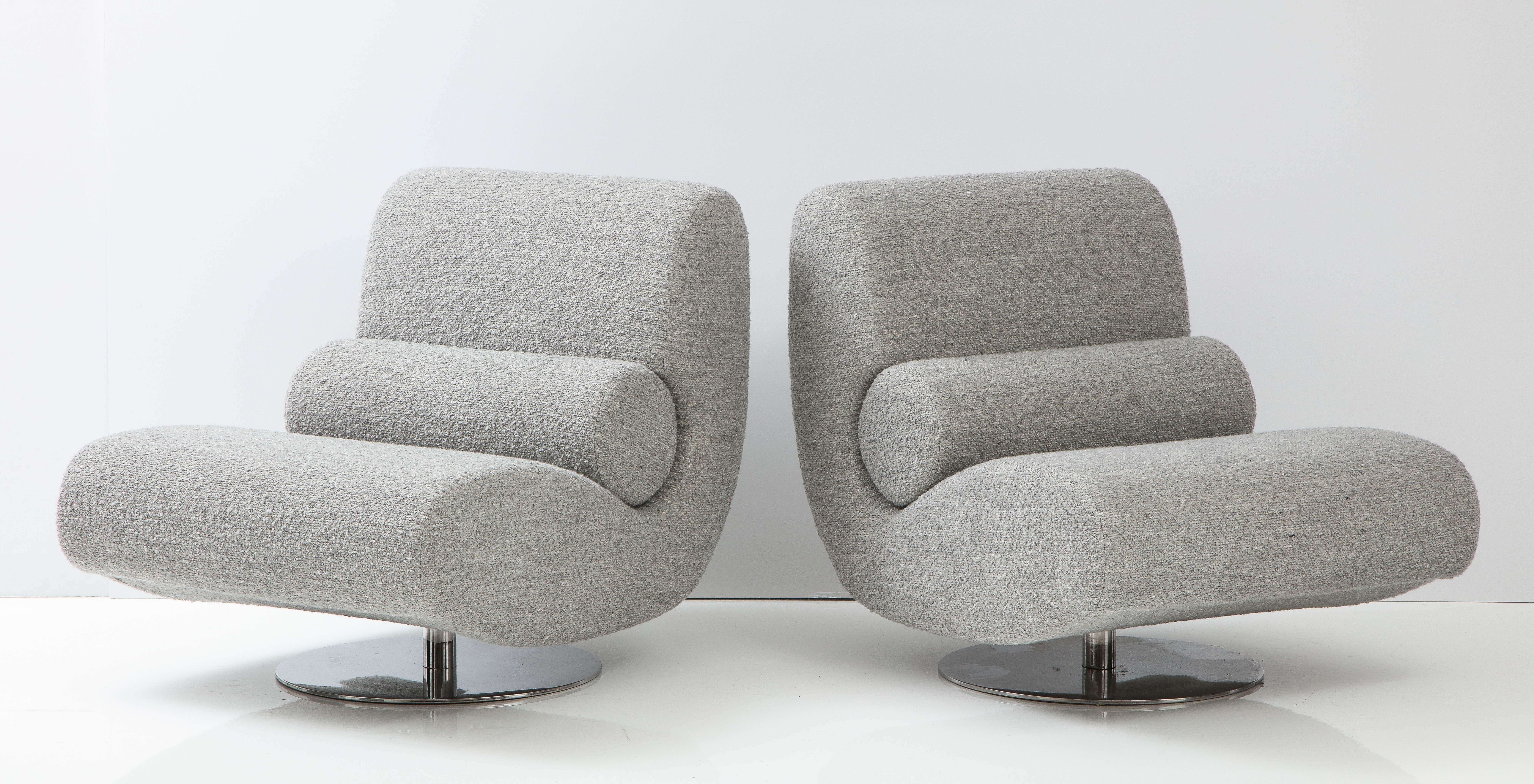 Italian Pair of Swivel Sculptural Lounge Chairs in Grey Bouclé with Chrome Base, Italy For Sale